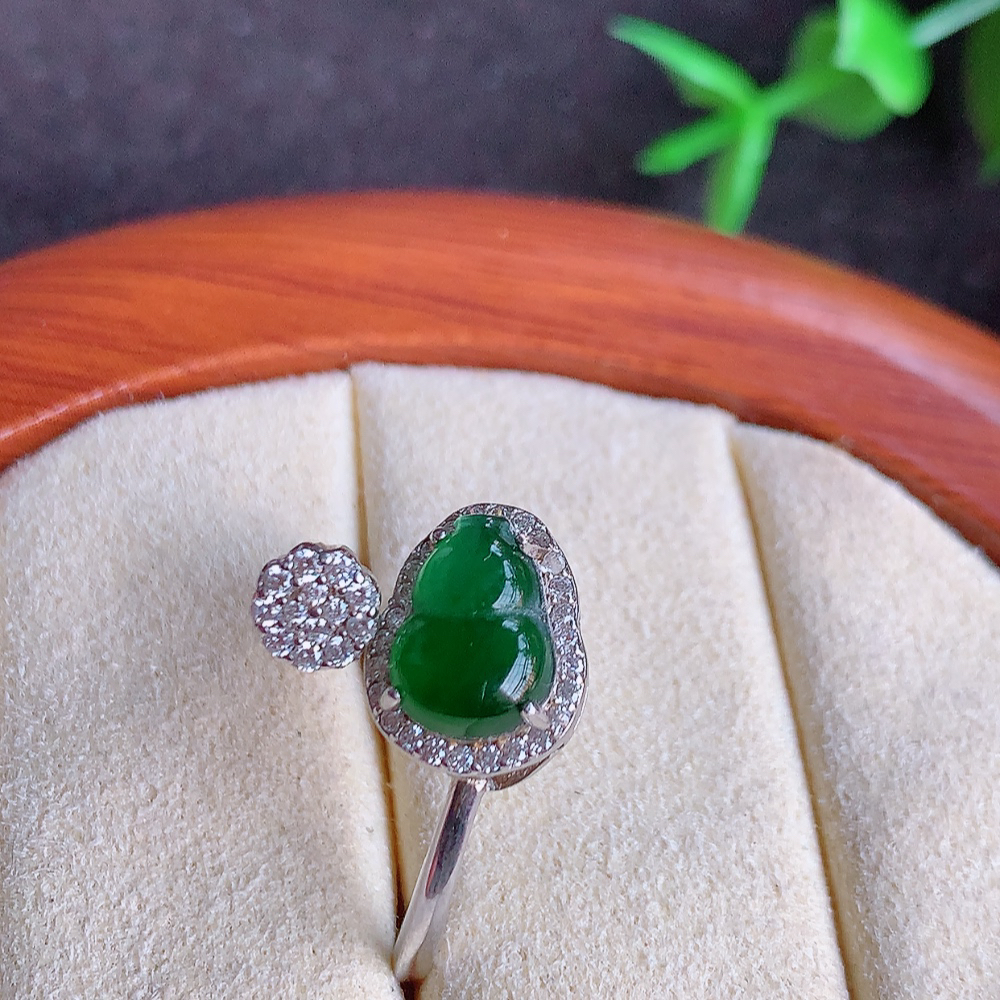 冰润满绿精美翡翠葫芦戒指  玉质细腻  冰清玉润  飘花灵动  颜色漂亮  W815.5 内径尺寸：