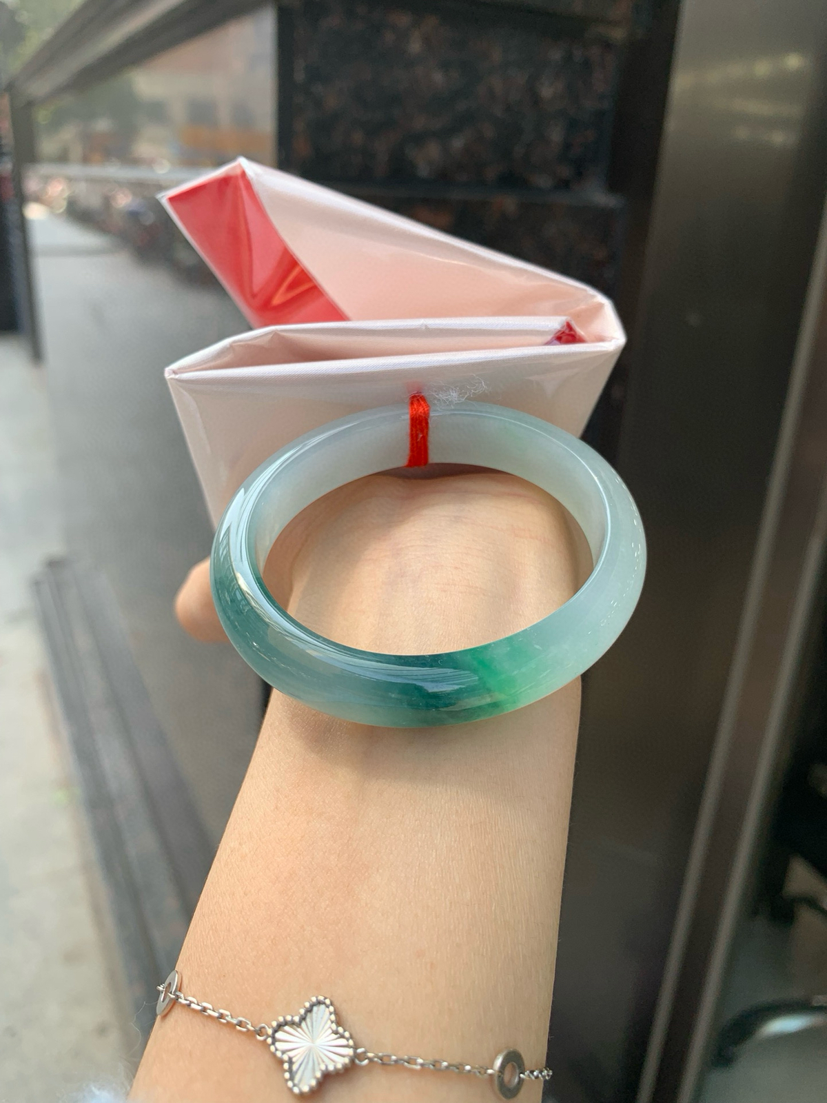 冰墨绿贵妃
54-45.8-7.2-11.8
打灯棉线，底妆冰透，细腻，烟雨入江南，丹青水墨，朦胧江南的意境镯，青花瓷般的冰飘蓝花水墨画，妙笔丹青笔墨如画，镯子青白分明如盈盈碧水莹润水灵山水画，飘逸灵动的画色倘徉在水光中泛起阵阵涟漪。