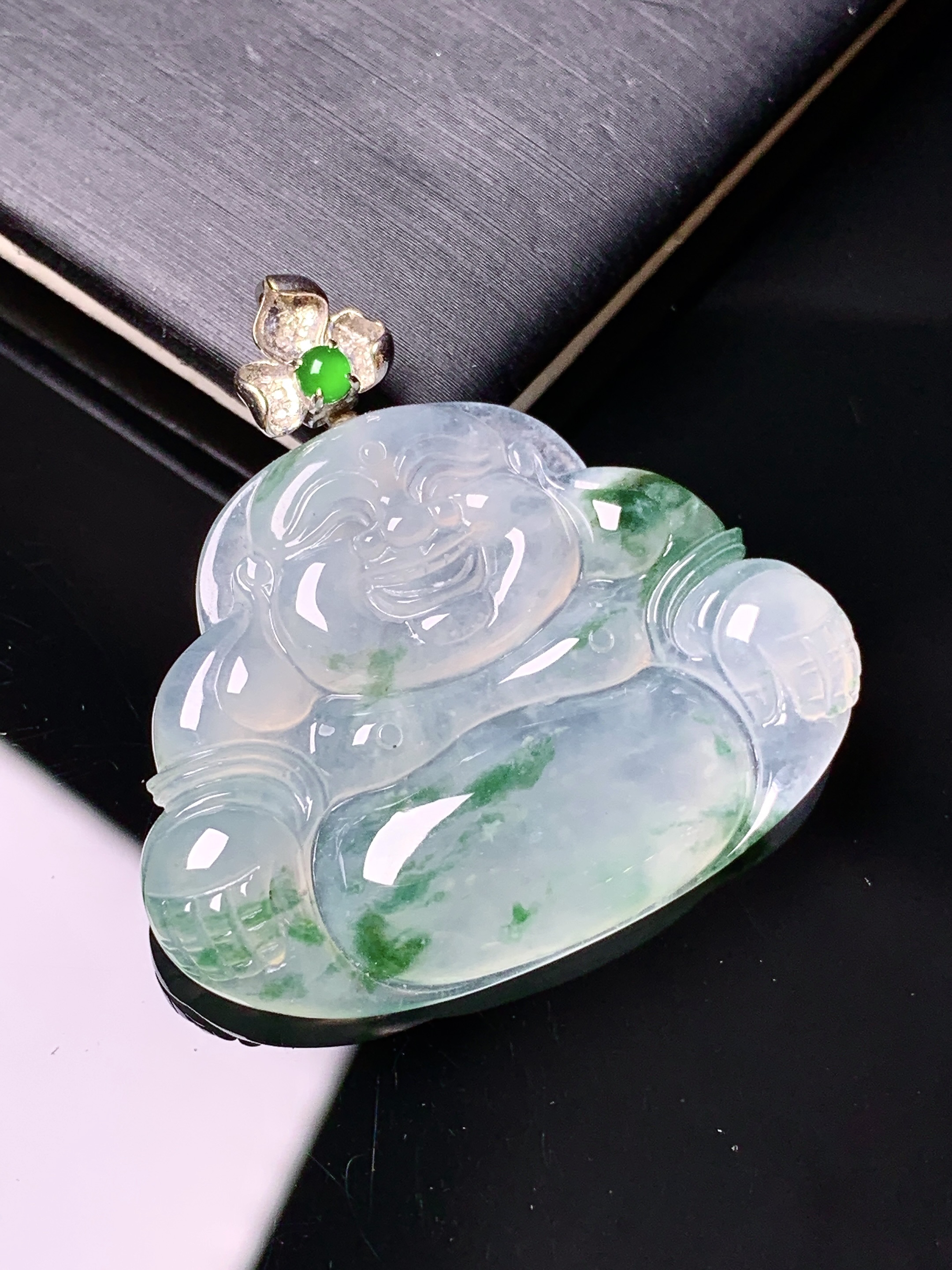 18k金镶嵌不想飘花佛公吊坠 玉质细腻 色泽艳丽清新 整体尺寸35*36*4.8