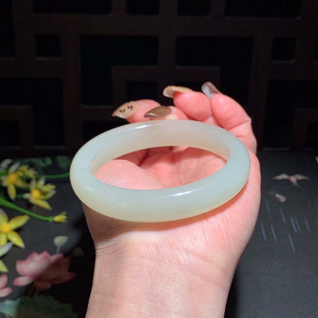 和田玉59圈晴水色手镯！玉质细腻油润 底色纯净 无裂无杂 脂粉好，品质高。