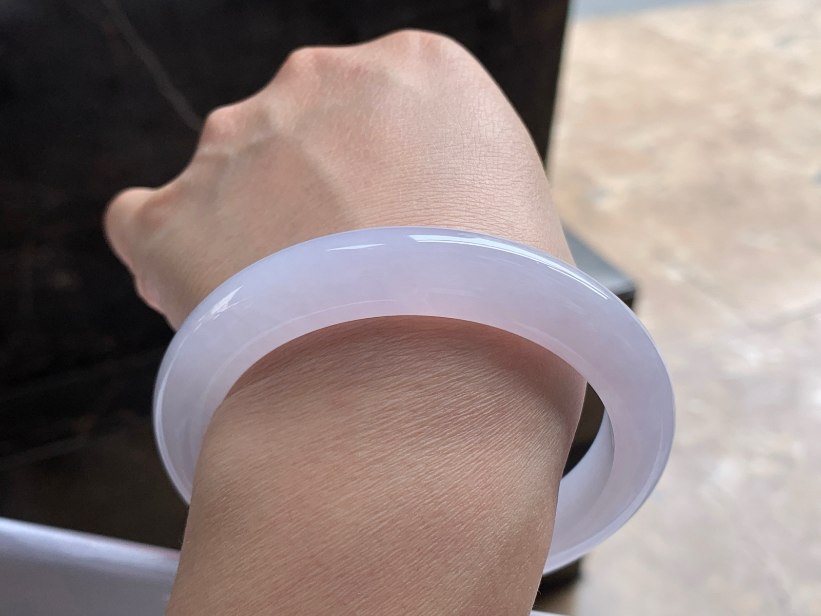 60.5-11.6-9.9

粉春大圈手镯^_^玉质温润 细腻