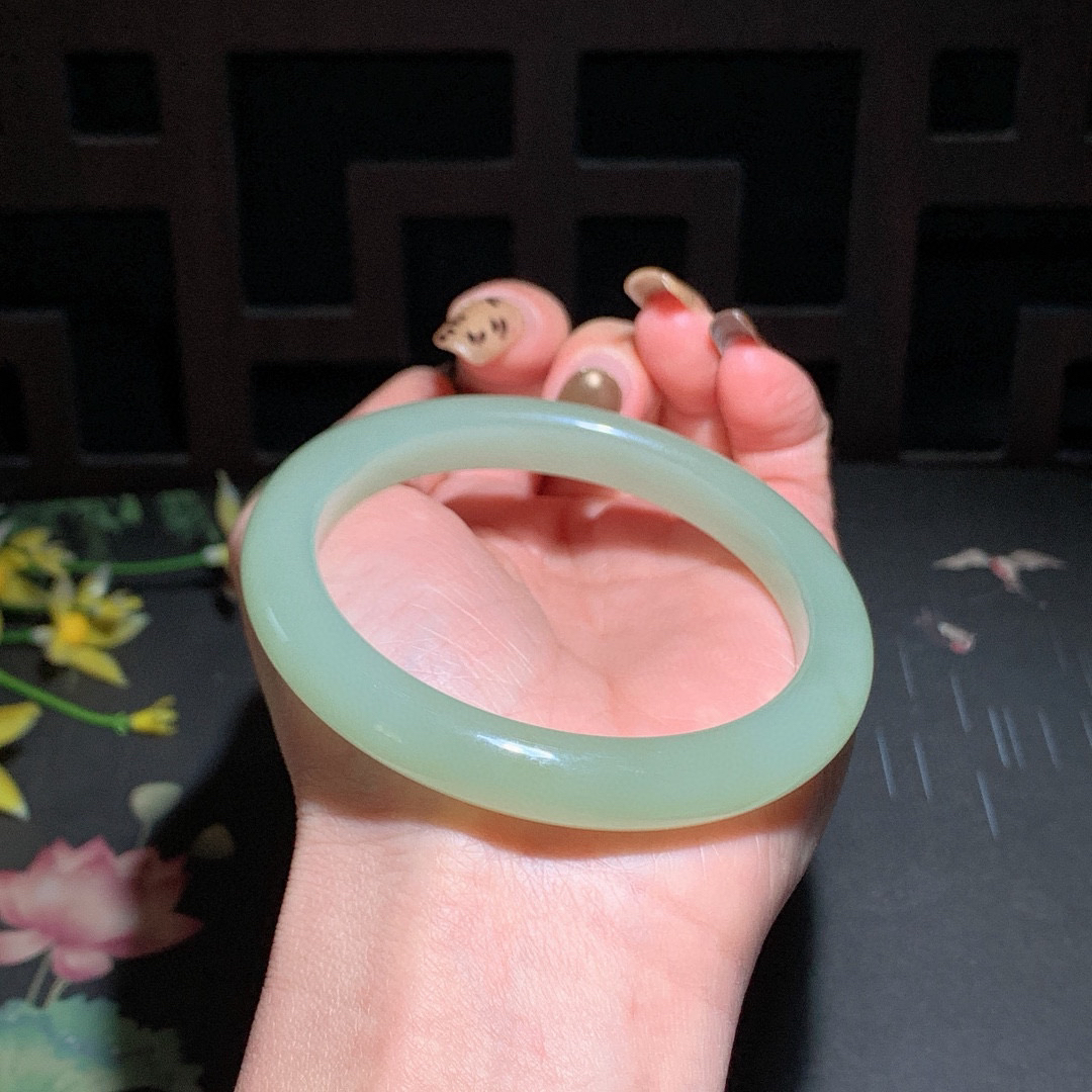 和田玉59.5圈晴水色手镯！玉质细腻油润 底色纯净 无裂无杂 脂粉好，品质高。