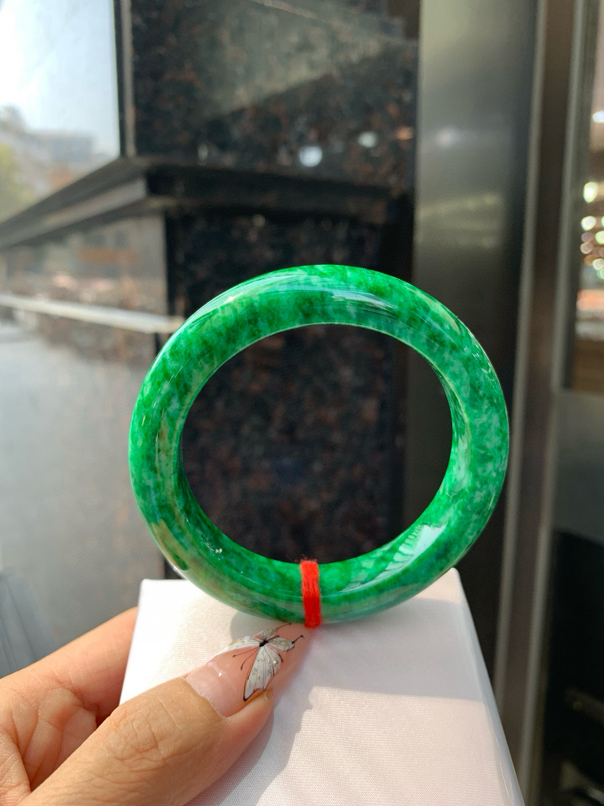 花青翡翠正圈
57.6-9.8-12.7
打灯表皮纹微扣，青黛染烟霞，腕间生碧波，像一汪碧水绕在腕间，深浅交织的翠色宛如水墨丹青，时而清透如春溪，时而浓郁似远山。