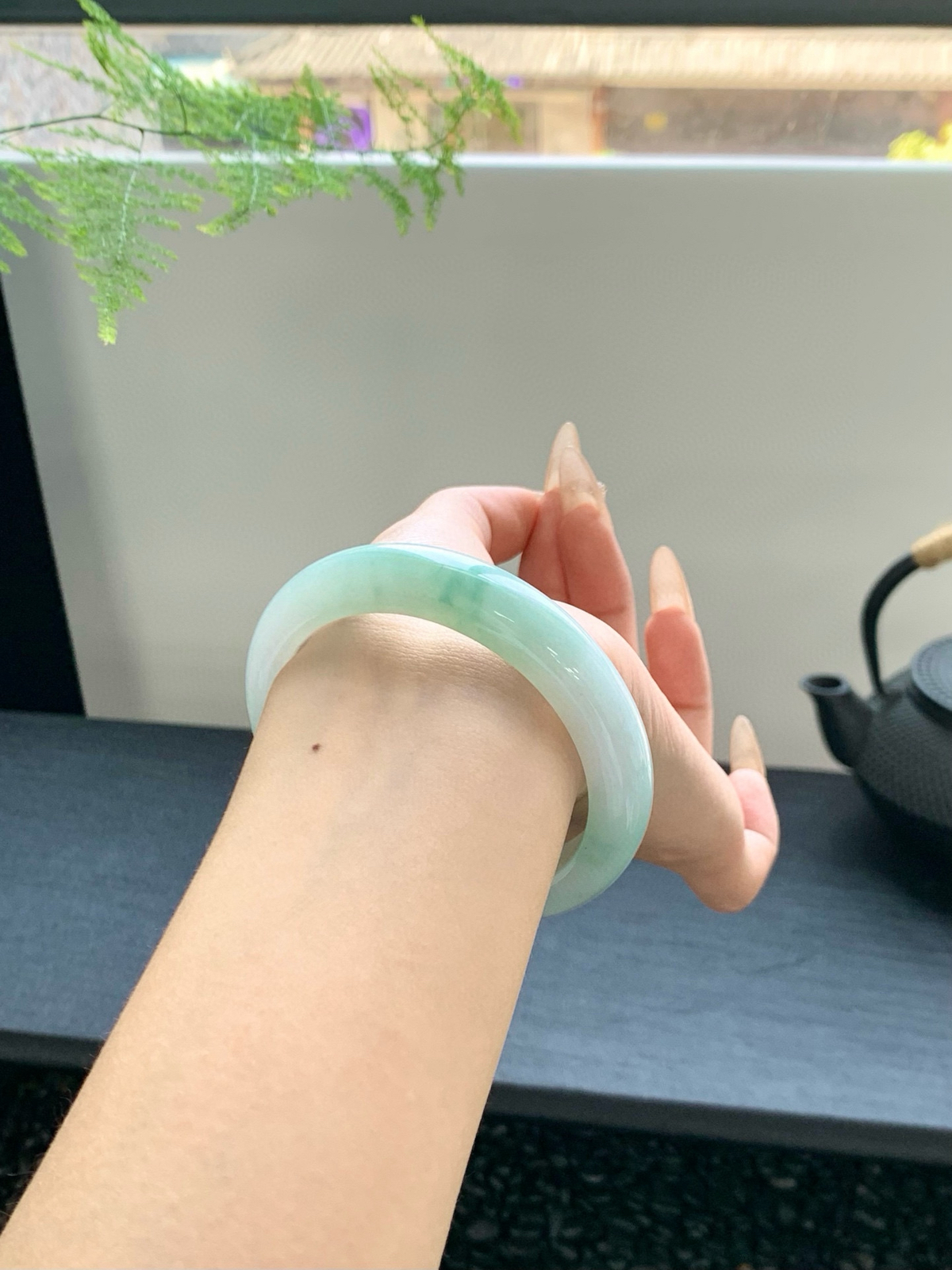 【冰飘花手镯】
浅翠轻漾，如烟似雾，一抹淡绿游弋温润底间，灵动清雅（微瑕）
【尺寸】56-12-8mm