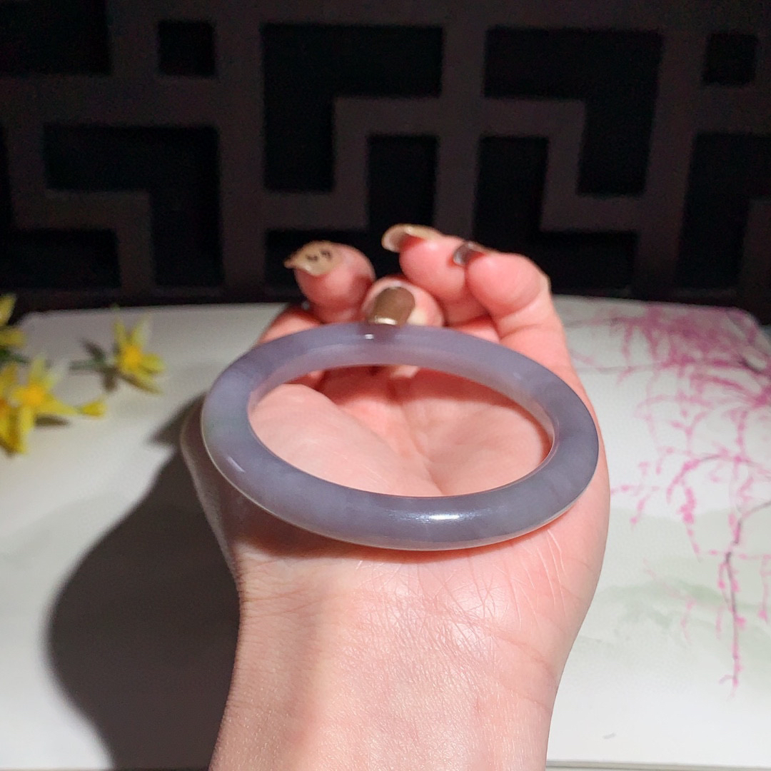 和田玉55圈口紫罗兰色手镯！玉质细腻油润 底色纯净 无裂无杂 脂粉好，品质高。