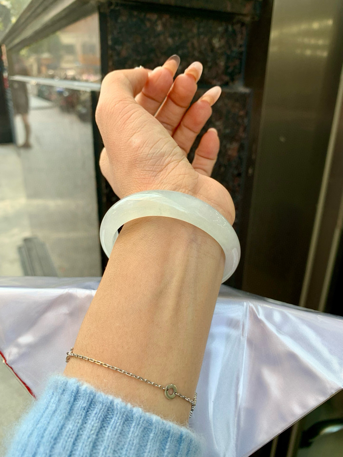 白冰贵妃
54.5-47.8-6.7-12.7
打灯细纹，不影响，底妆纯净冰透，一腕清透，干净无瑕，不愧是翡翠中的初恋，无色亦动人