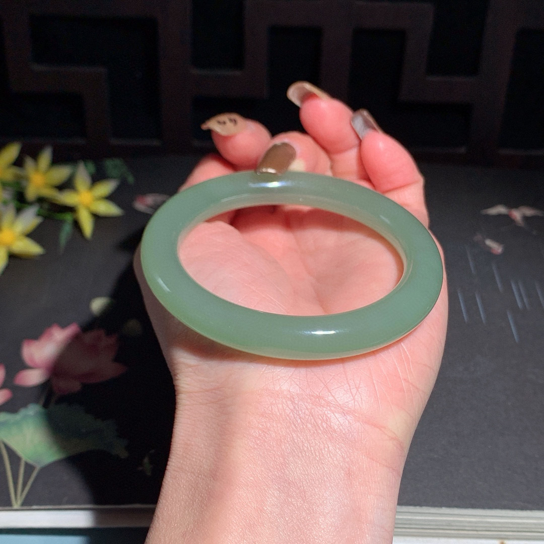 和田玉55圈晴水色圆条手镯！高冰晴水，玉质细腻油润 底色纯净 无裂无杂 脂粉好，品质高。