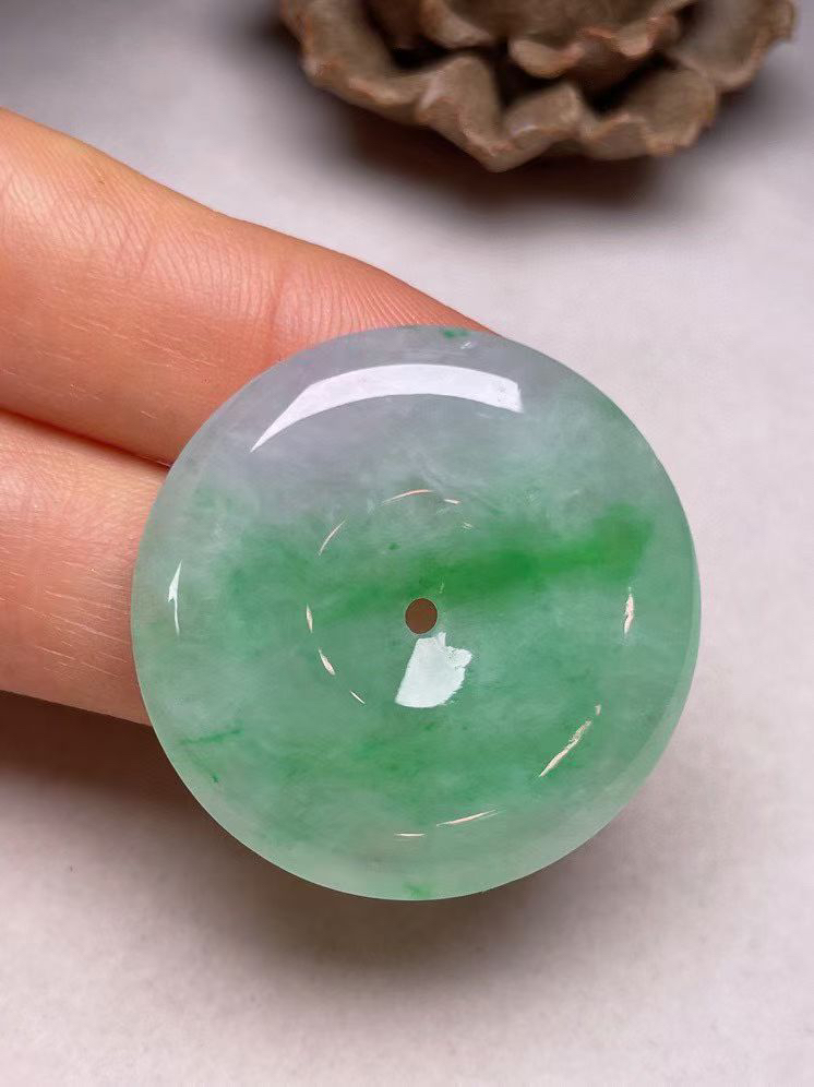 冰糯种飘绿【平安扣】吊坠，种水好，玉质细腻 ，卖相好