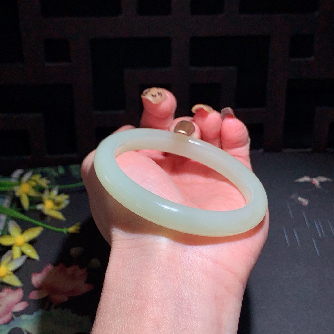 和田玉58圈晴水色手镯！清水色！玉质细腻油润 底色纯净 无裂无杂 脂粉好，品质高。