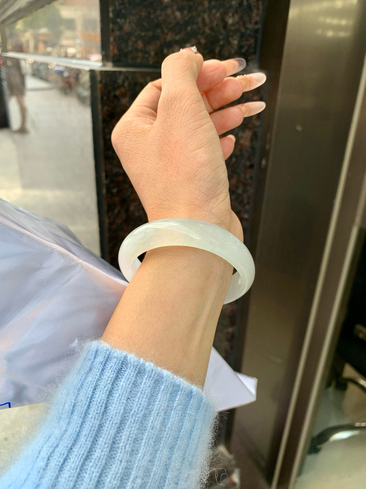 白冰贵妃
54.5-47.8-6.7-12.7
打灯细纹，不影响，底妆纯净冰透，一腕清透，干净无瑕，不愧是翡翠中的初恋，无色亦动人