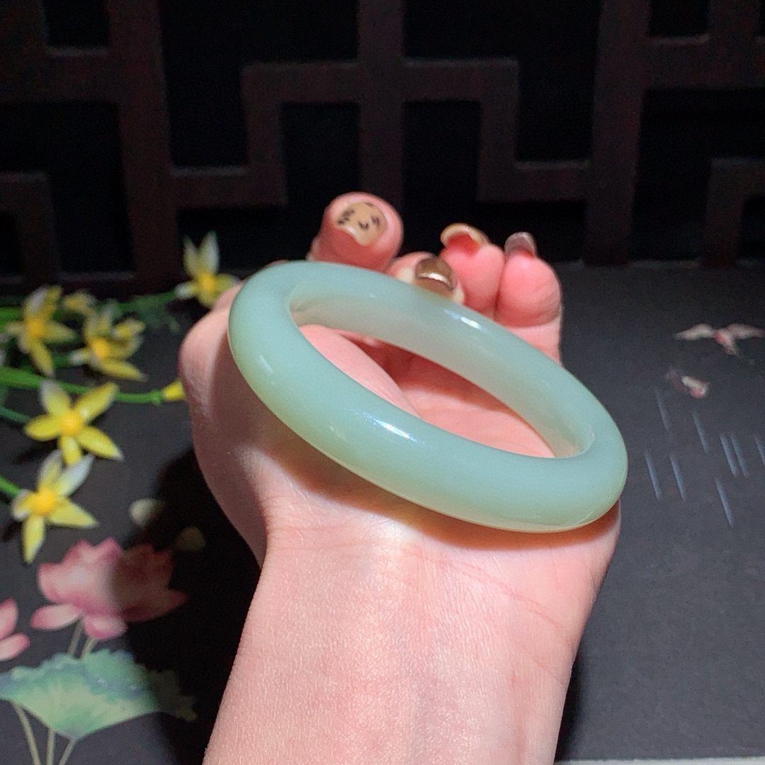 和田玉54.5圈晴水色手镯！清水色！玉质细腻油润 底色纯净 无裂无杂 脂粉好，品质高。