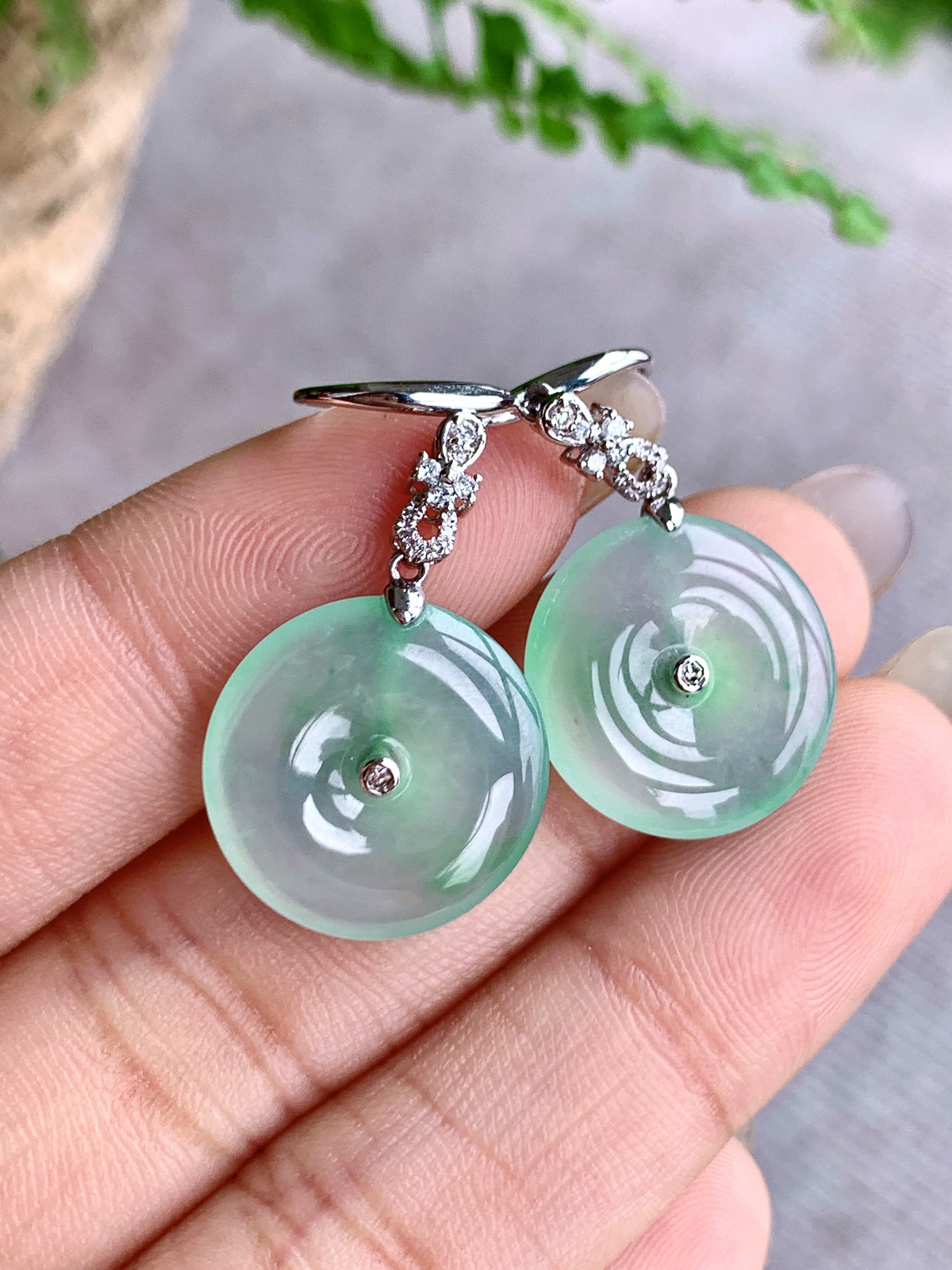 【镶嵌】️高冰飘绿花平安扣耳坠 
【说明】缅料  18k金镶嵌 性价比高  
【整体】37.7
【裸石】16.7-3.3
【重量】5.1克