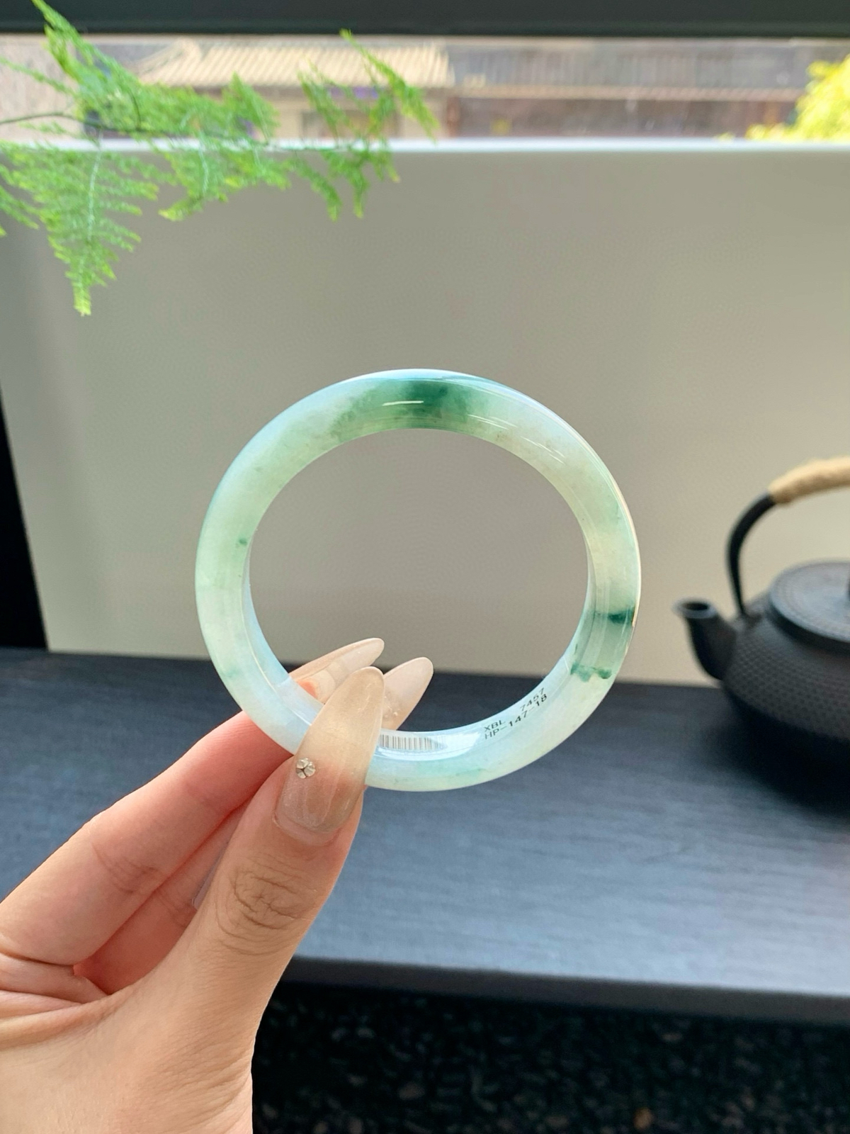 【冰飘花手镯】
精致而优雅，宛如绿叶般翠绿细腻，展现着大自然的生命力和美丽️
【尺寸】57-11.8-8mm