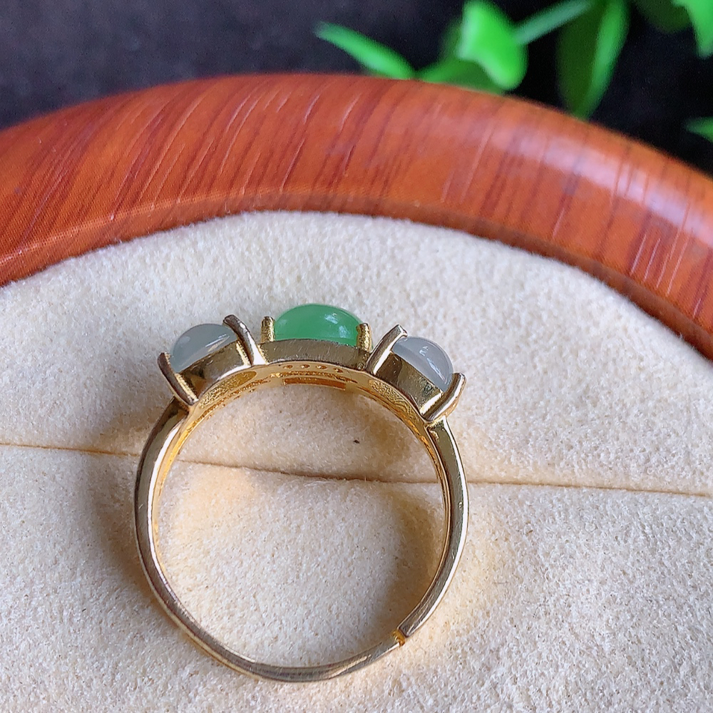 冰润精美环形翡翠戒指  玉质细腻  冰清玉润  飘花灵动  颜色漂亮  W815.5  内径尺寸：17.5mm  取一裸石尺寸：7-5.7mm