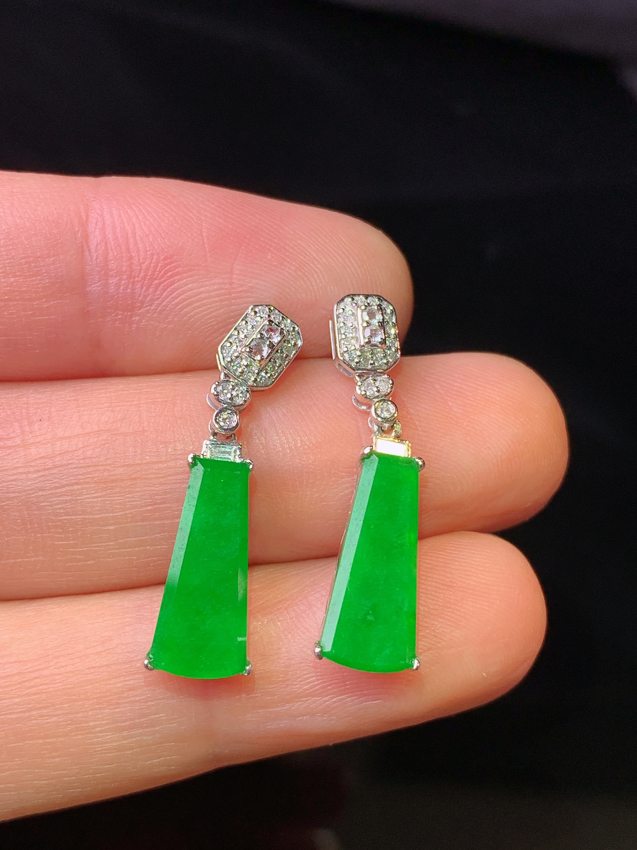 18k金钻镶嵌满绿无事牌耳坠 玉质细腻 色泽艳丽清新 整体尺寸26*5.5*3.7