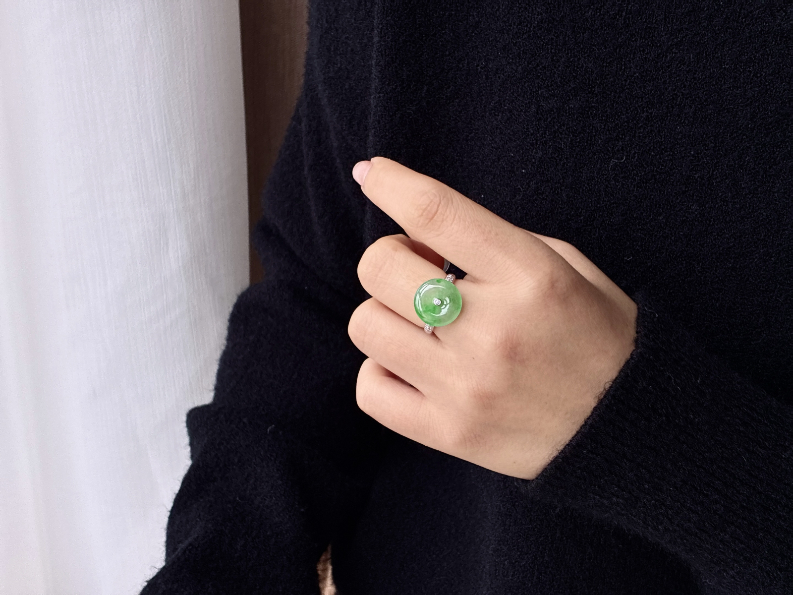 【镶嵌】️高冰飘绿花平安扣戒指
【说明】缅料  18k金镶嵌 性价比高  
【裸石】14.3-3.4
【圈口】14号
【重量】3.7克