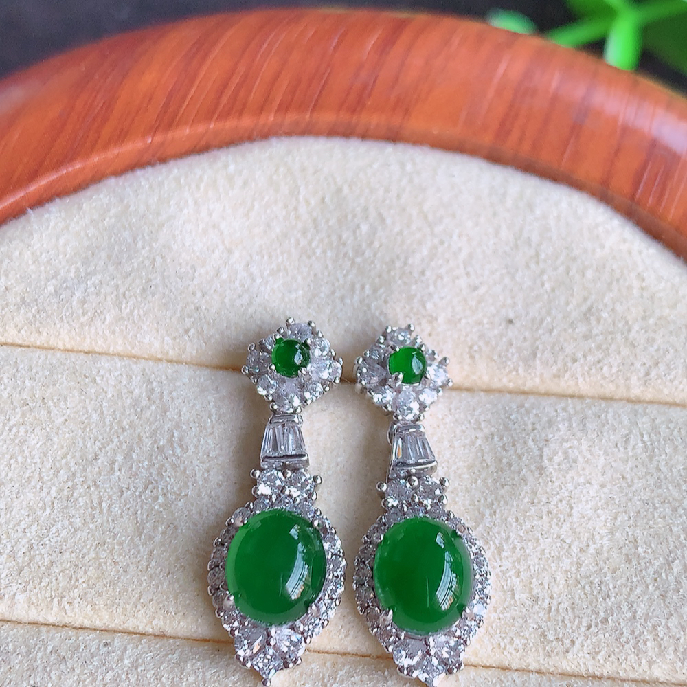 冰透满绿翡翠925银镶嵌蛋面耳钉，自然光实拍，翠色灵动，颜色漂亮，种老水足，品相佳，佩戴佳品！W502.5  取一尺寸：24-8.5-5.8mm  裸石尺寸：7-6mm