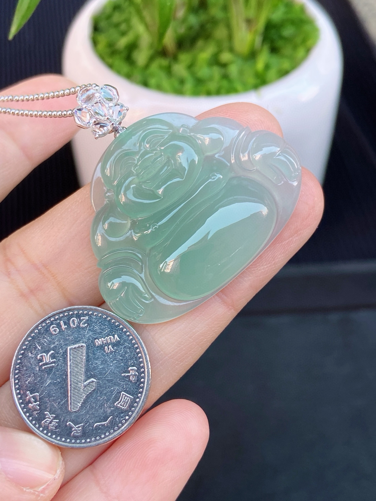 冰晴弥勒佛
冰透水润 底色油润
18k金扣

尺寸如图一 实物更美～