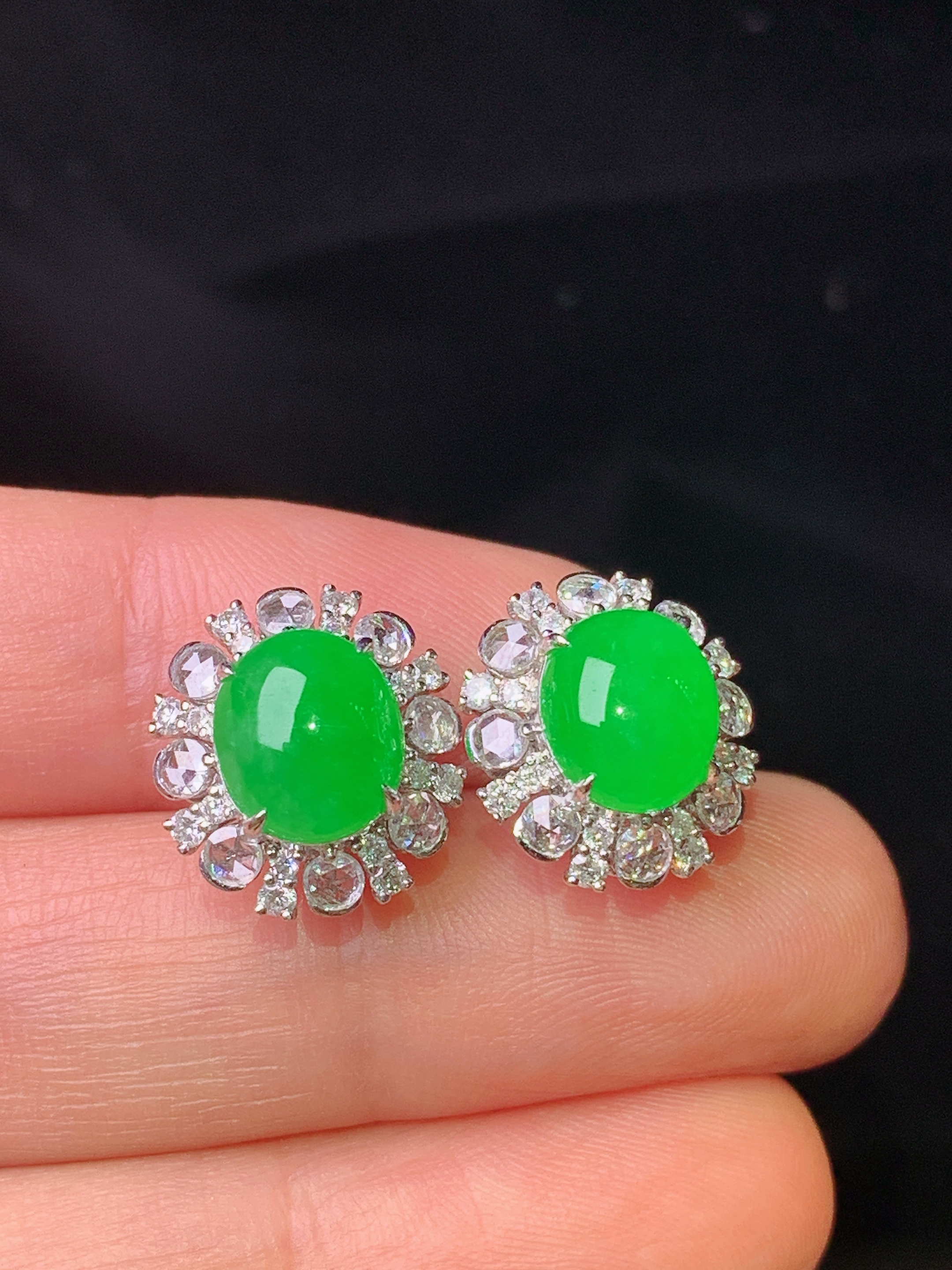 18k金钻镶嵌满绿蛋面耳钉 玉质细腻 色泽艳丽清新 整体尺寸13.6*12.7*8.8