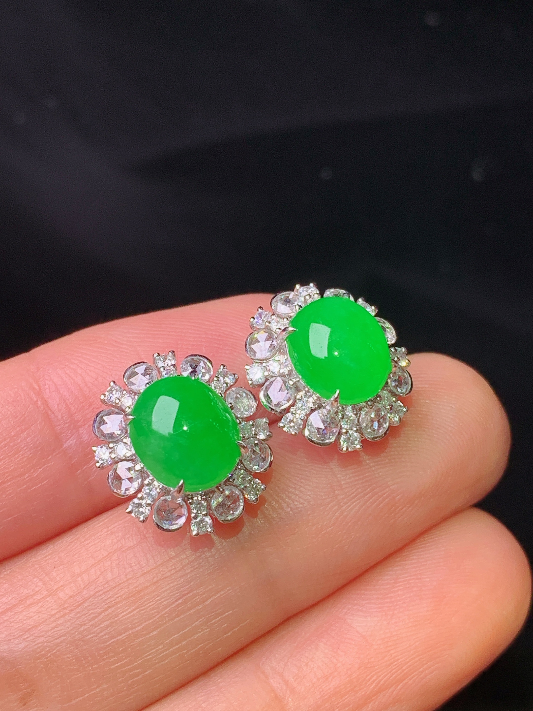 18k金钻镶嵌满绿蛋面耳钉 玉质细腻 色泽艳丽清新 整体尺寸13.6*12.7*8.8