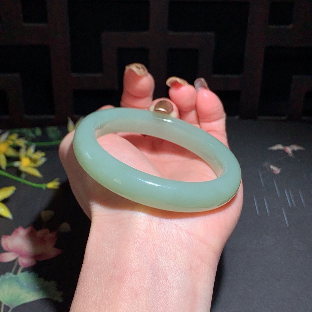 和田玉56.5圈晴水色手镯！玉质细腻油润 底色纯净 无裂无杂 脂粉好，品质高。