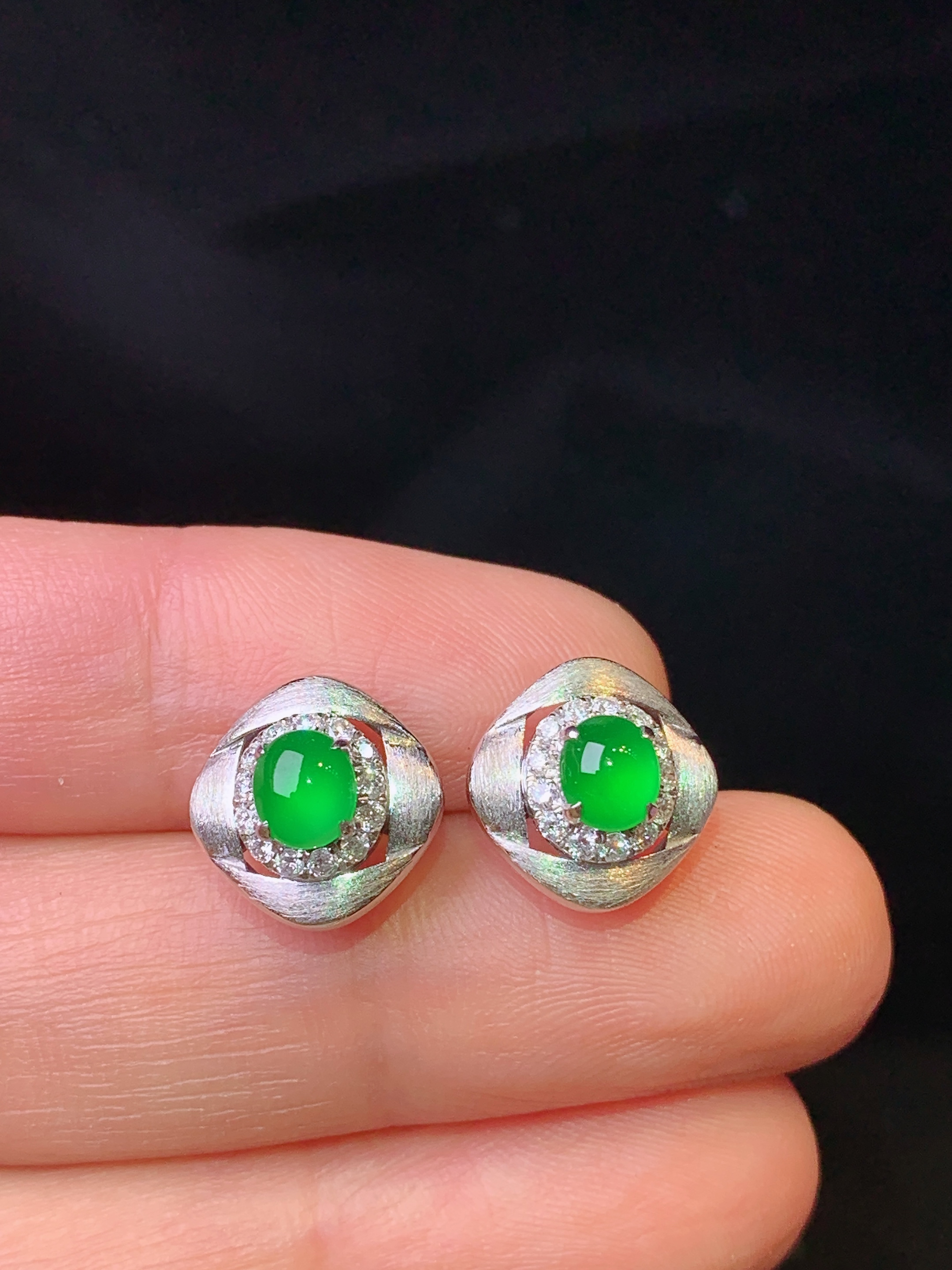 18k金钻镶嵌满绿蛋面耳钉 玉质细腻 色泽艳丽清新 整体尺寸11*6.3