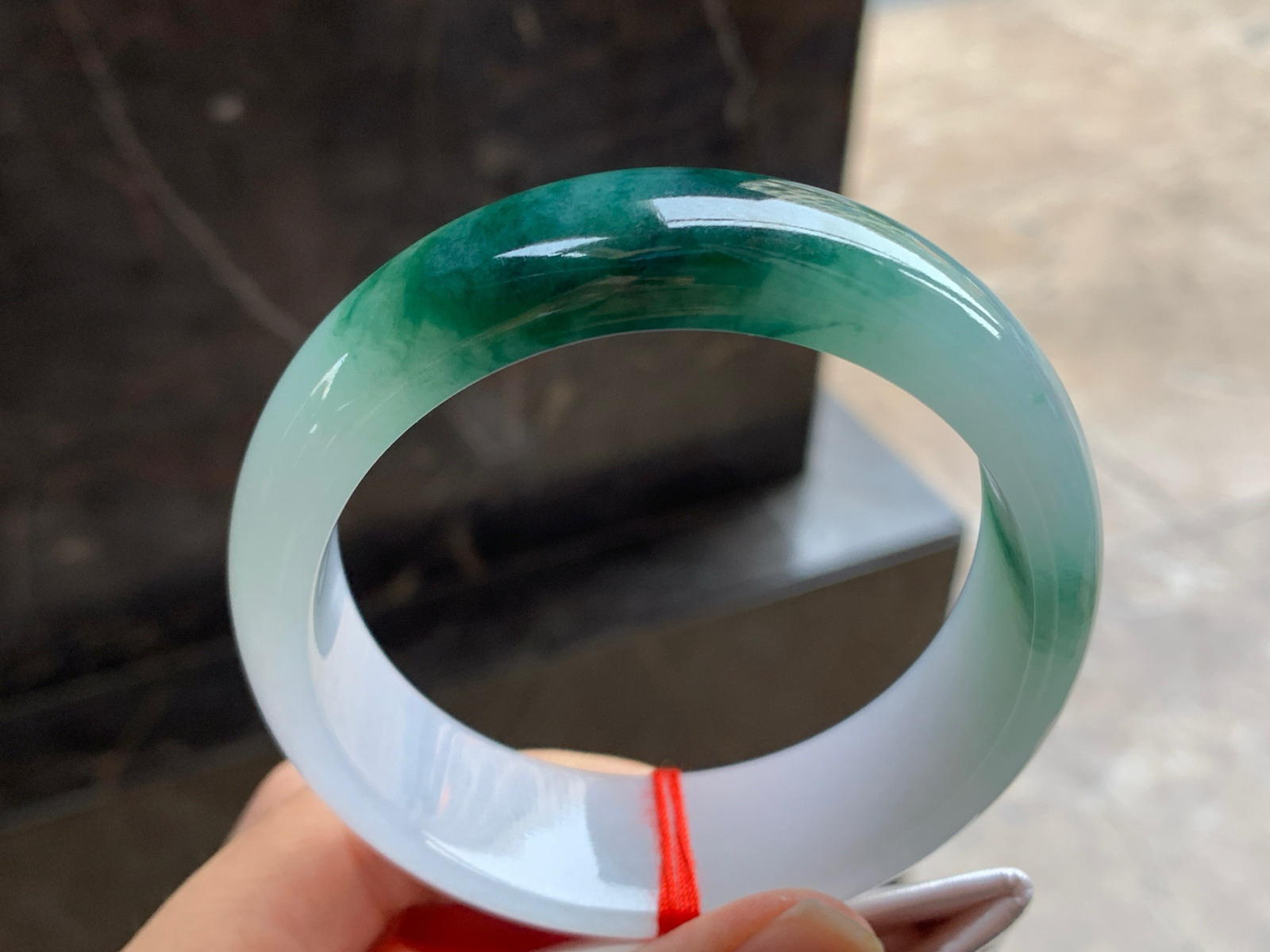 60-19.7-8.6

飘花宽版手镯^_^玉质温润 细腻 鲜艳