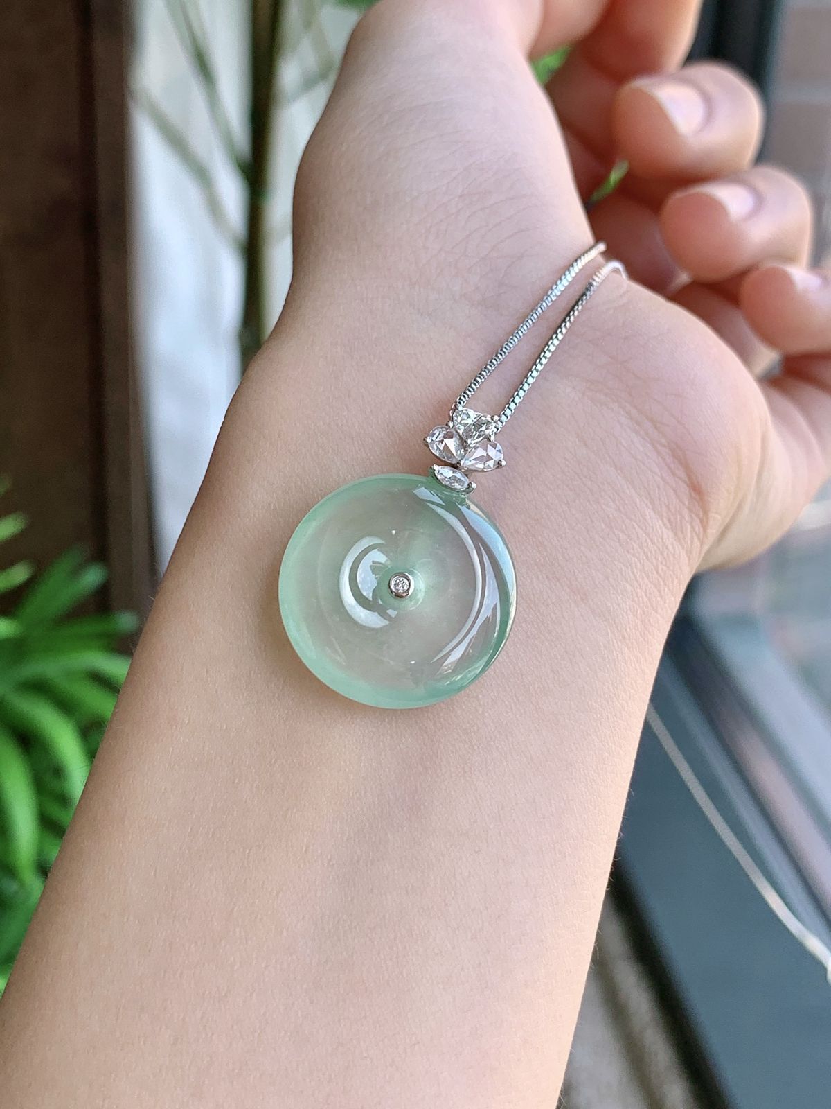 【镶嵌】玻璃种平安扣吊坠  
【说明】缅料 18k金镶嵌 完美 性价比高  
【整体】27.3
【裸石】20.4-5.7
【重量】5.7克