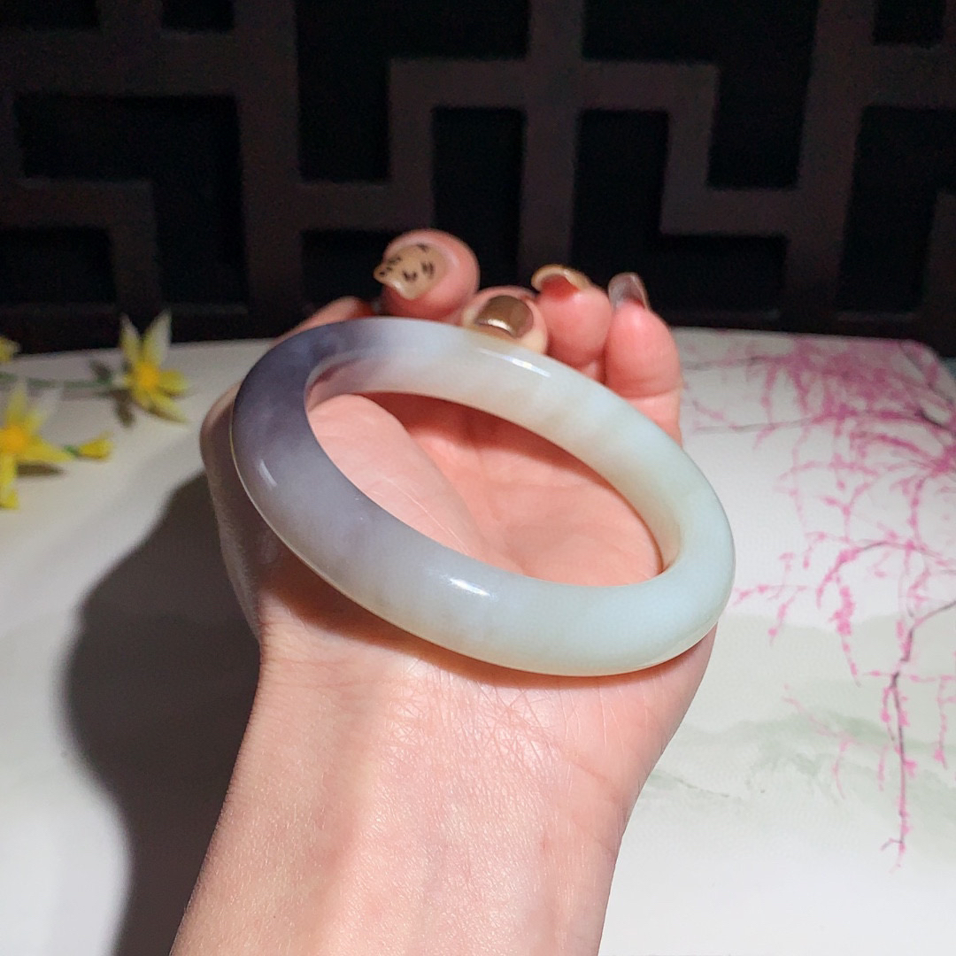 和田玉57圈口紫罗兰色手镯！玉质细腻油润 底色纯净 无裂无杂 脂粉好，品质高。