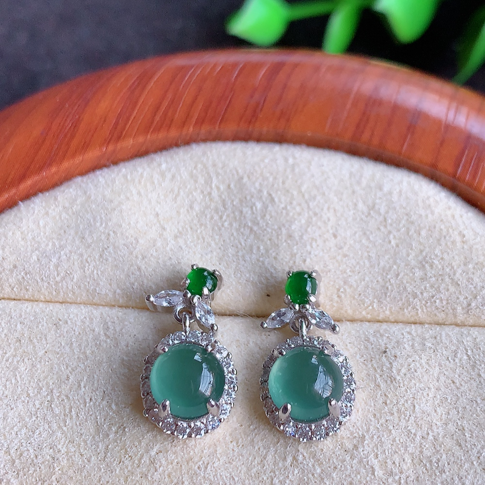 冰透晴水翡翠925银镶嵌耳钉，自然光实拍，翠色灵动，颜色漂亮，种老水足，品相佳，佩戴佳品！W502.5  取一尺寸：16.5-8.3-5.2mm  裸石尺寸：6.3mm