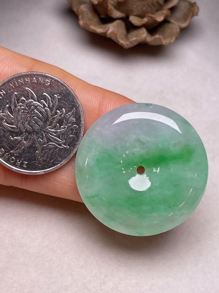 冰糯种飘绿【平安扣】吊坠，种水好，玉质细腻 ，卖相好