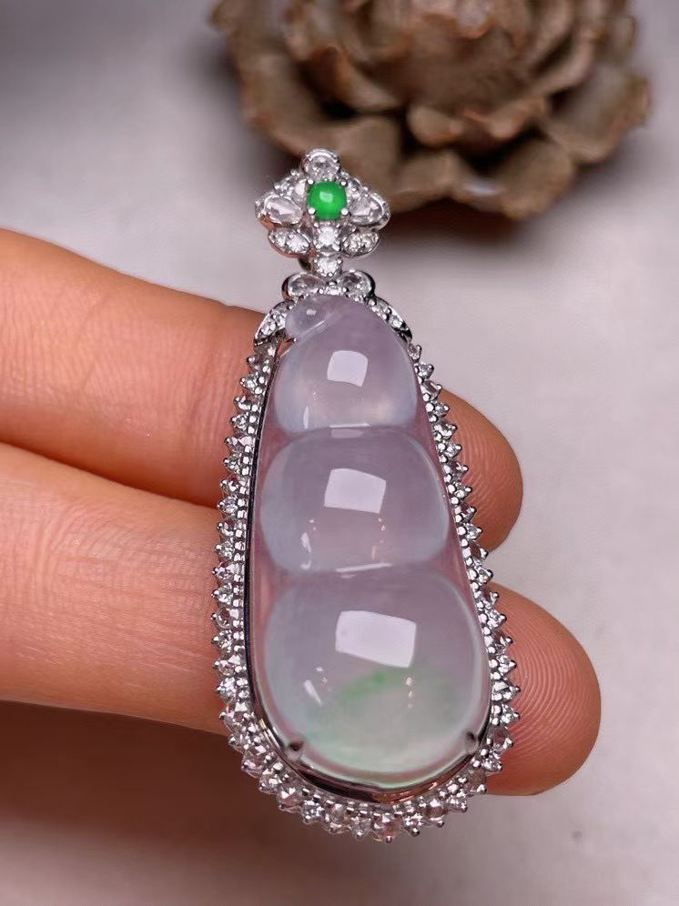 冰种飘绿福豆吊坠、真金真钻镶嵌，种水好，玉质细腻 .裸石尺寸 30.0*13.2.