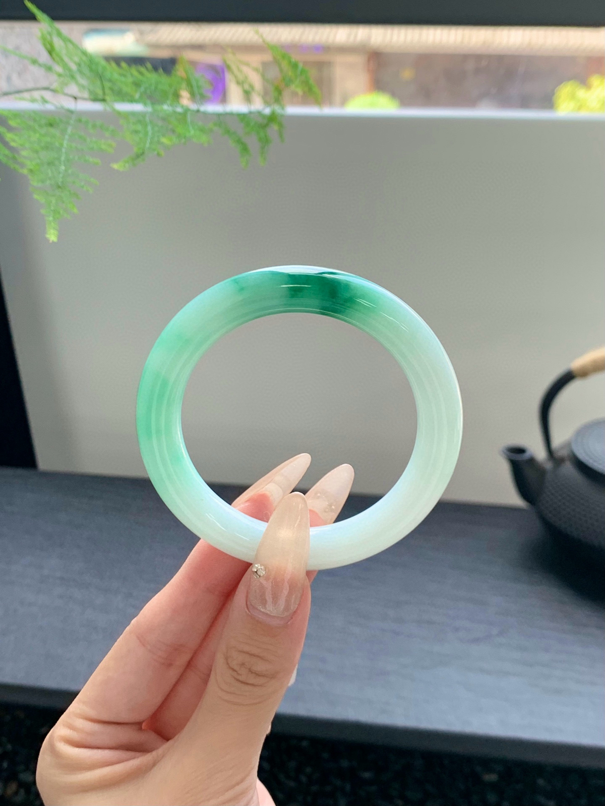 【白底青手镯】
这只白底青🧊每一次转动都能看到不同的绿韵低调中藏着经得起细品的美（微瑕）
【尺寸】54-10-10mm