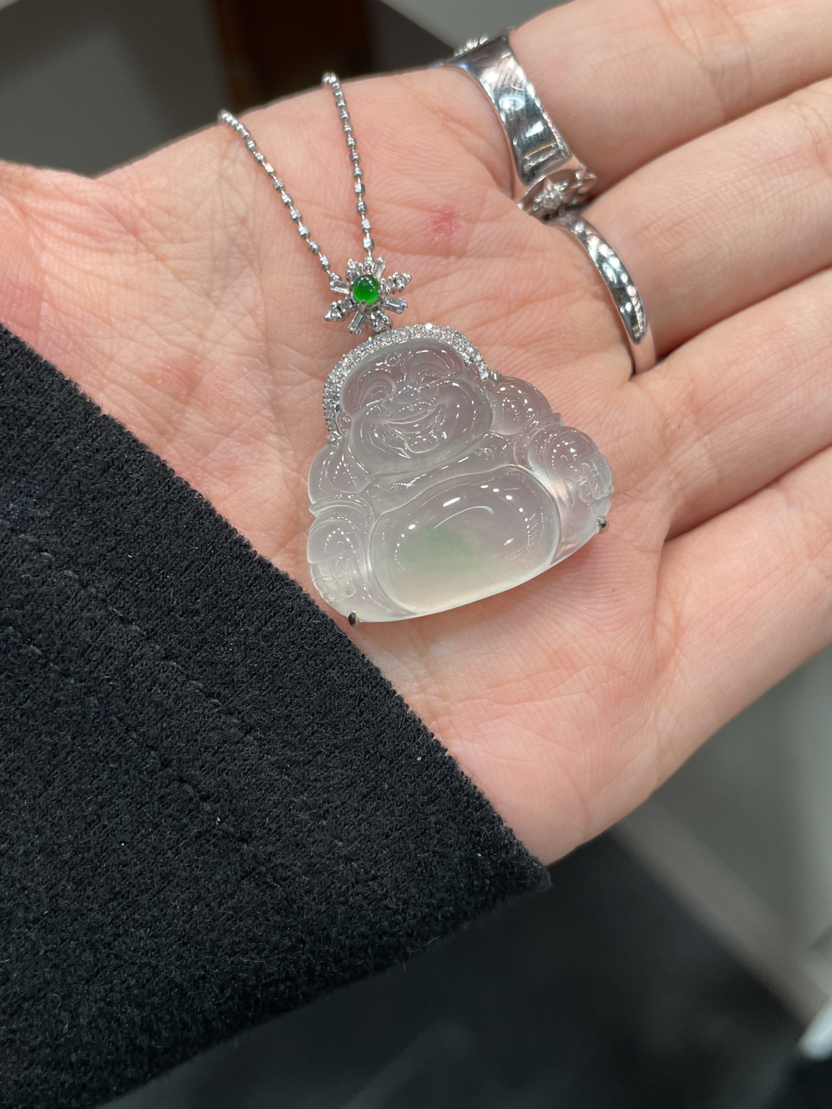 冰种 起光 飘绿 佛公吊坠

18k金简镶嵌