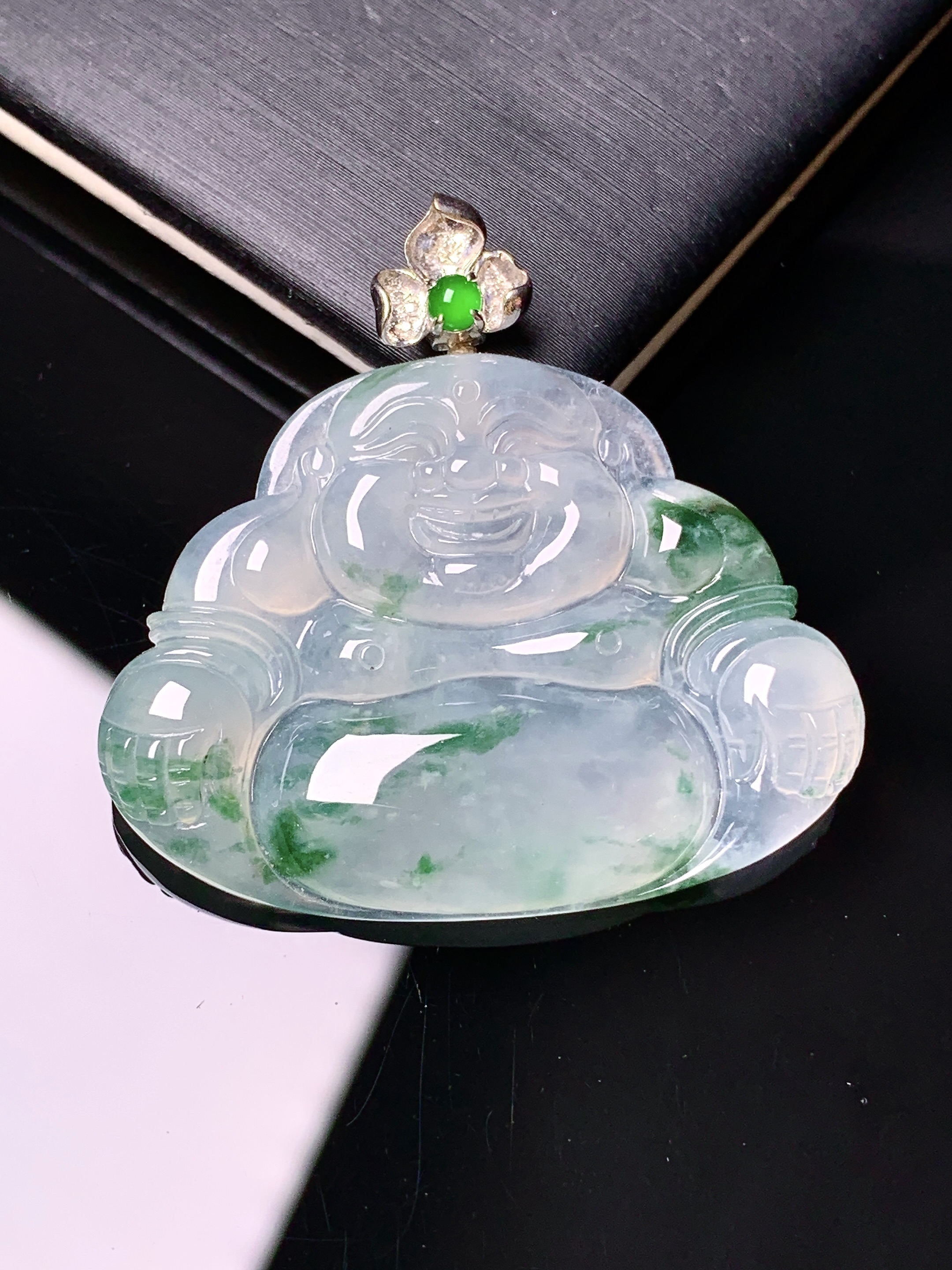 18k金镶嵌不想飘花佛公吊坠 玉质细腻 色泽艳丽清新 整体尺寸35*36*4.8