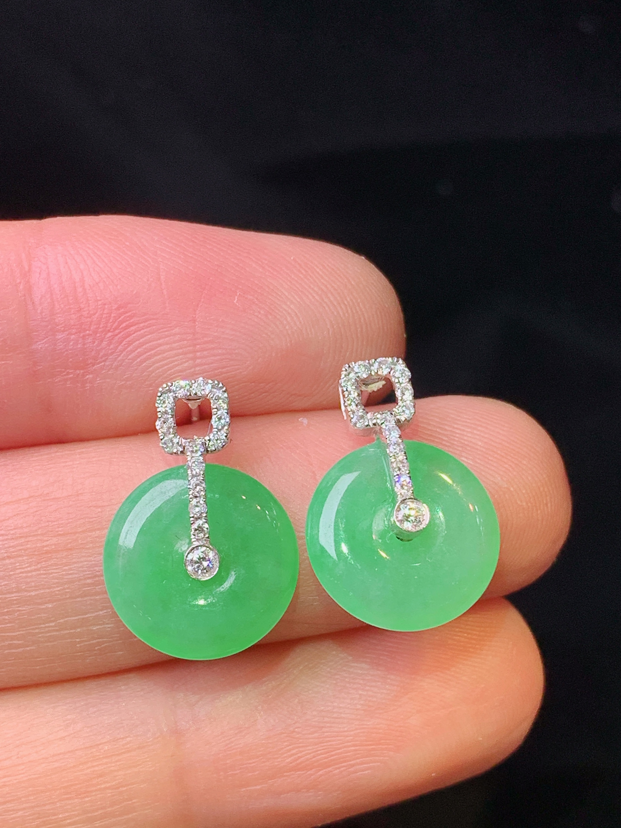 18k金钻镶嵌翠绿平安扣耳钉 玉质细腻 色泽艳丽清新 整体尺寸16.3*11.5*2.8