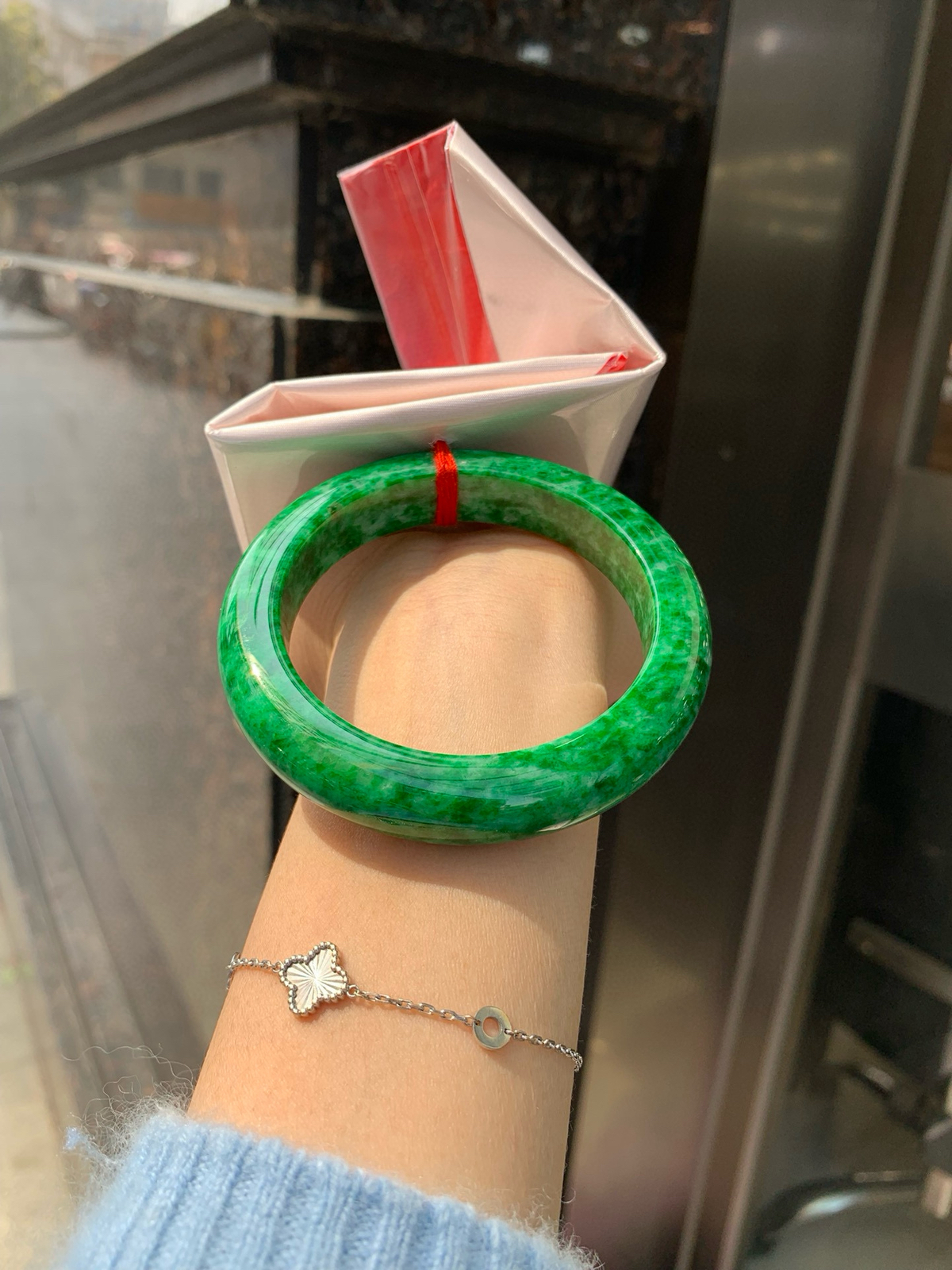 花青翡翠正圈
57.6-9.8-12.7
打灯表皮纹微扣，青黛染烟霞，腕间生碧波，像一汪碧水绕在腕间，深浅交织的翠色宛如水墨丹青，时而清透如春溪，时而浓郁似远山。