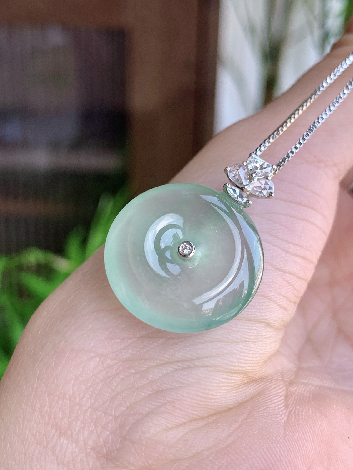 【镶嵌】玻璃种平安扣吊坠  
【说明】缅料 18k金镶嵌 完美 性价比高  
【整体】27.3
【裸石】20.4-5.7
【重量】5.7克