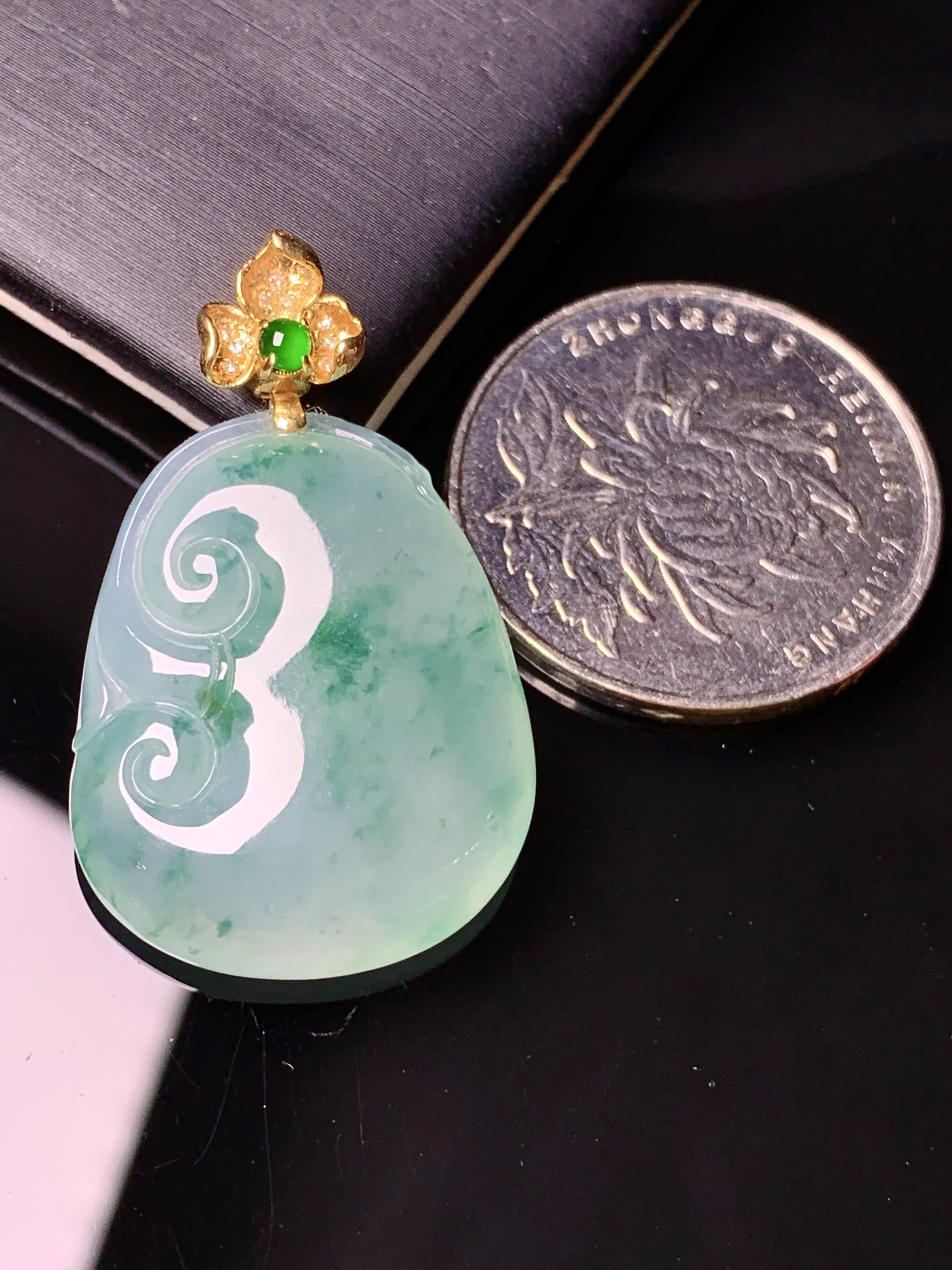 18k金镶嵌冰种飘绿如意吊坠 玉质细腻 色泽艳丽清新 整体尺寸34.8*21.5*6.8