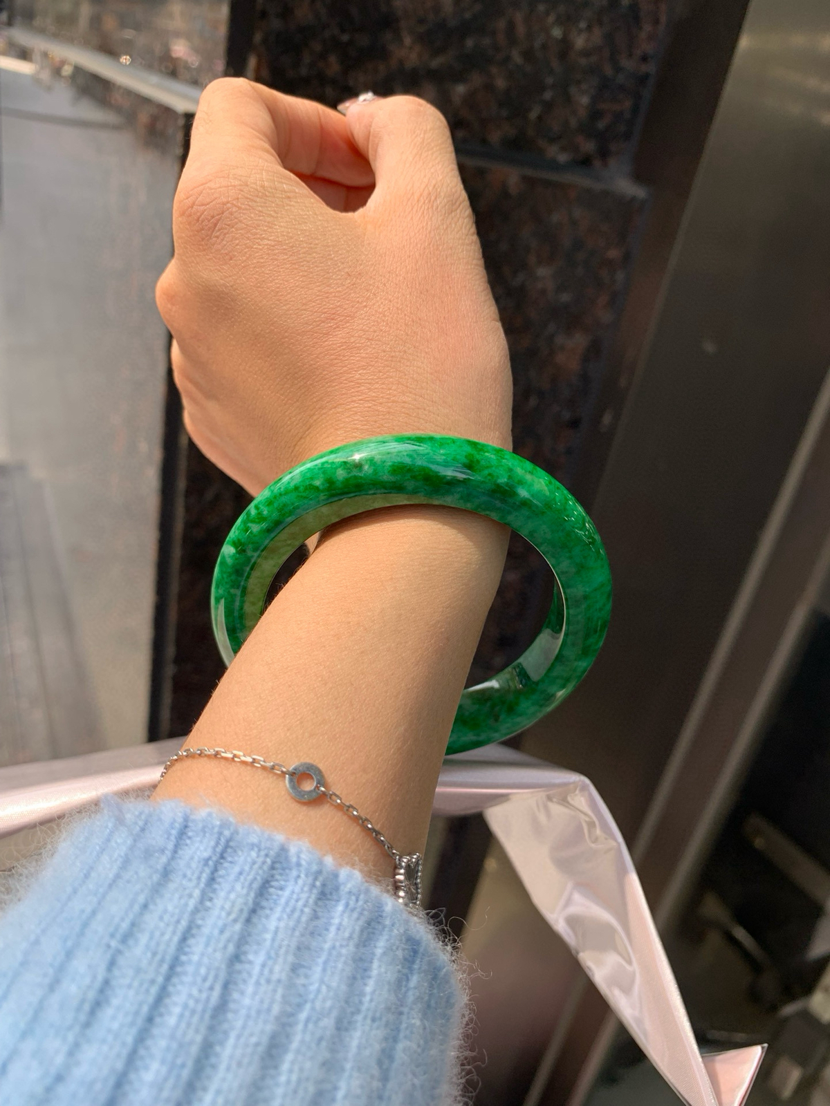 花青翡翠正圈
57.6-9.8-12.7
打灯表皮纹微扣，青黛染烟霞，腕间生碧波，像一汪碧水绕在腕间，深浅交织的翠色宛如水墨丹青，时而清透如春溪，时而浓郁似远山。