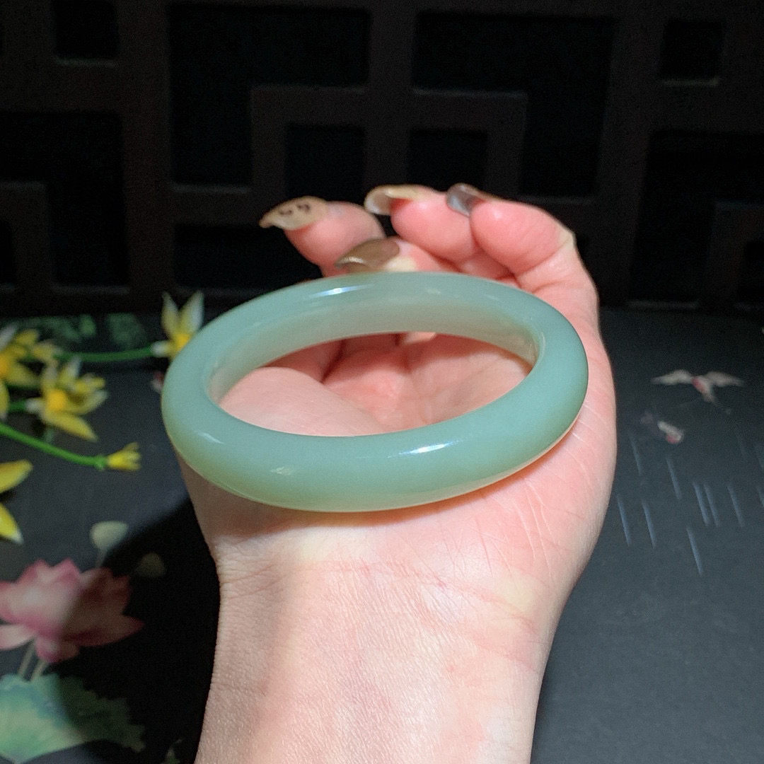 和田玉56.5圈晴水色手镯！玉质细腻油润 底色纯净 无裂无杂 脂粉好，品质高。