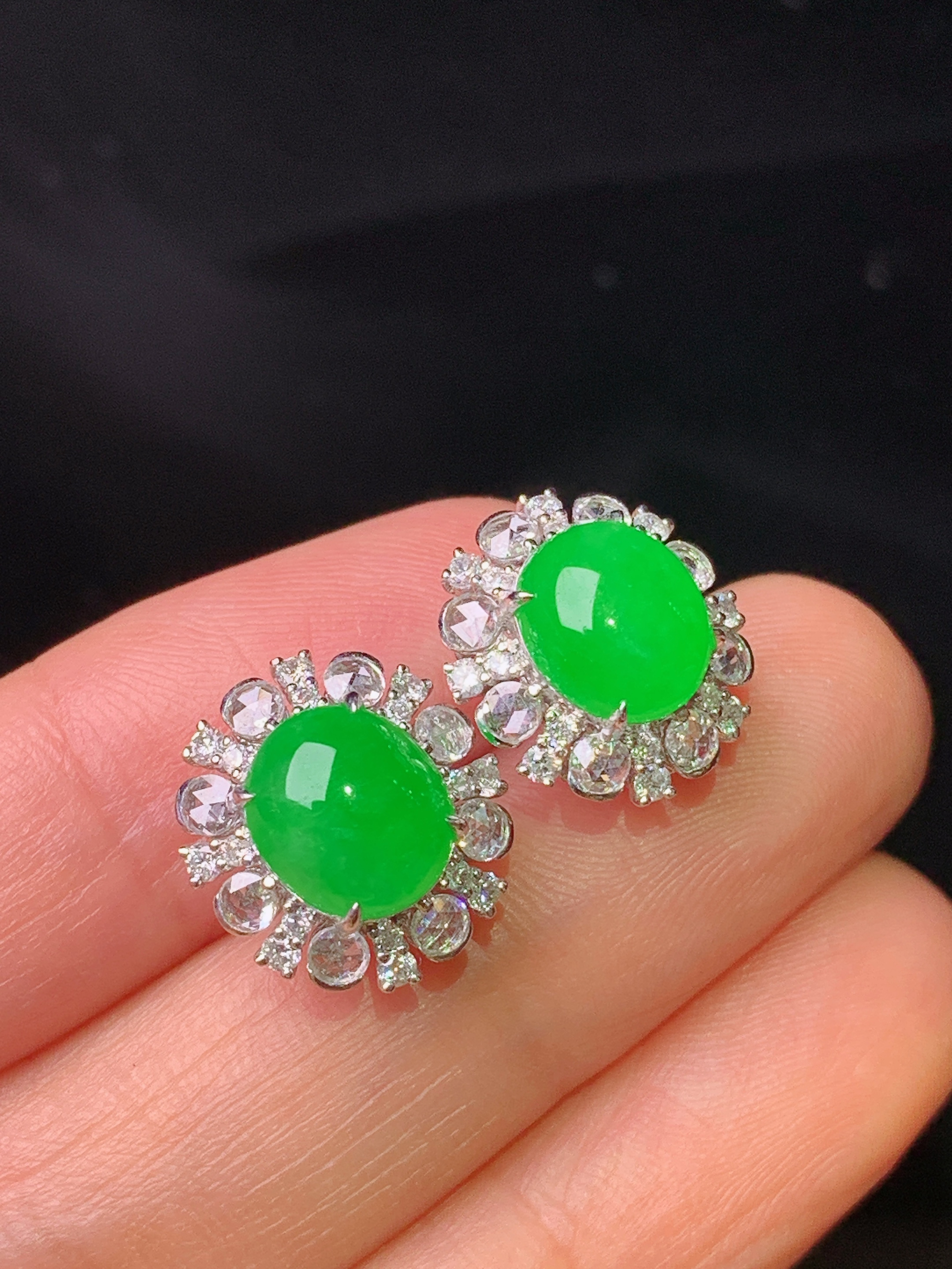 18k金钻镶嵌满绿蛋面耳钉 玉质细腻 色泽艳丽清新 整体尺寸13.6*12.7*8.8