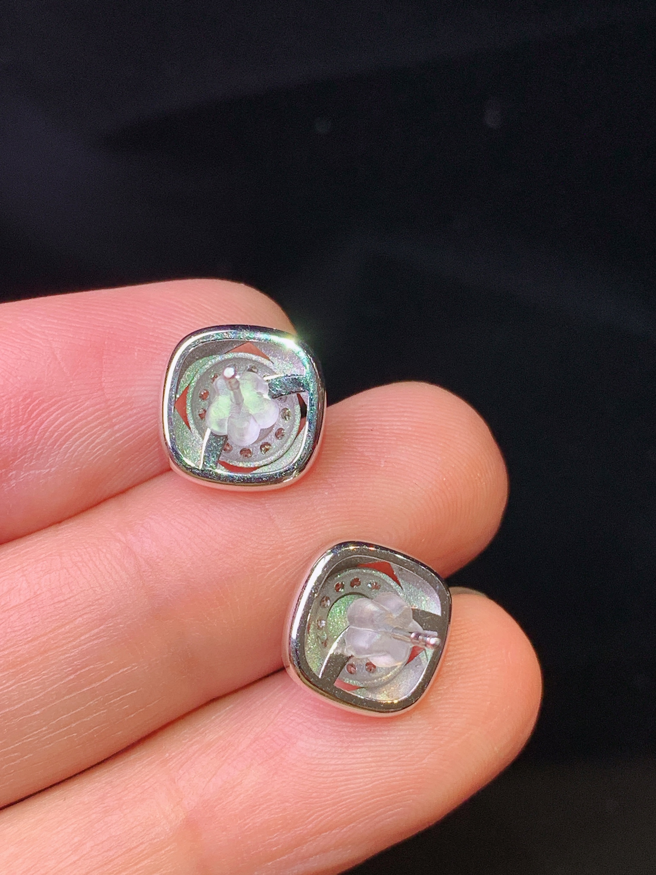 18k金钻镶嵌满绿蛋面耳钉 玉质细腻 色泽艳丽清新 整体尺寸11*6.3