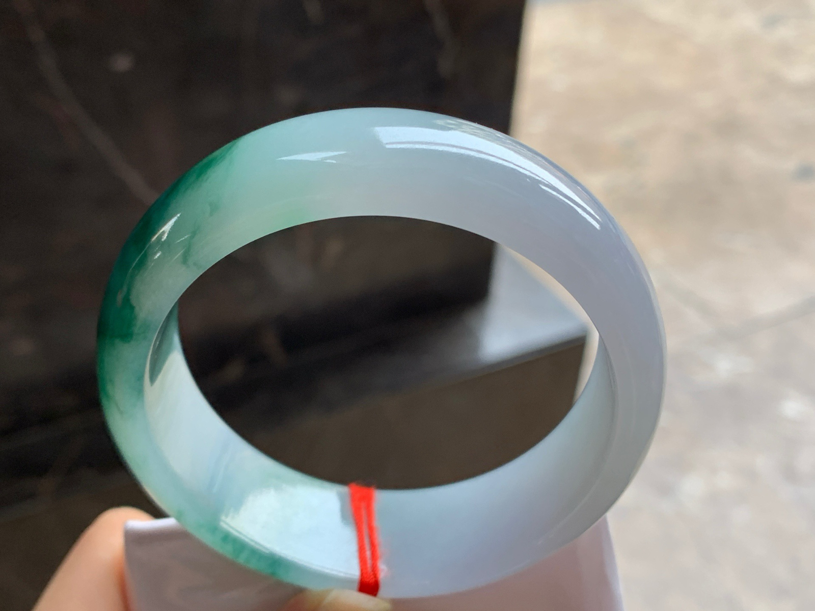 60-19.7-8.6

飘花宽版手镯^_^玉质温润 细腻 鲜艳