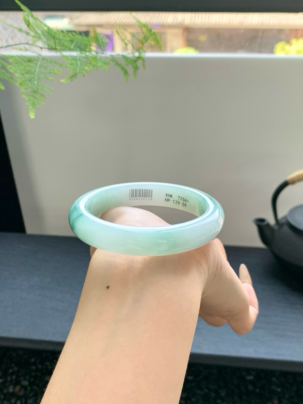 【冰飘花手镯】
浅翠轻漾，如烟似雾，一抹淡绿游弋温润底间，灵动清雅（微瑕）
【尺寸】56-12-8mm