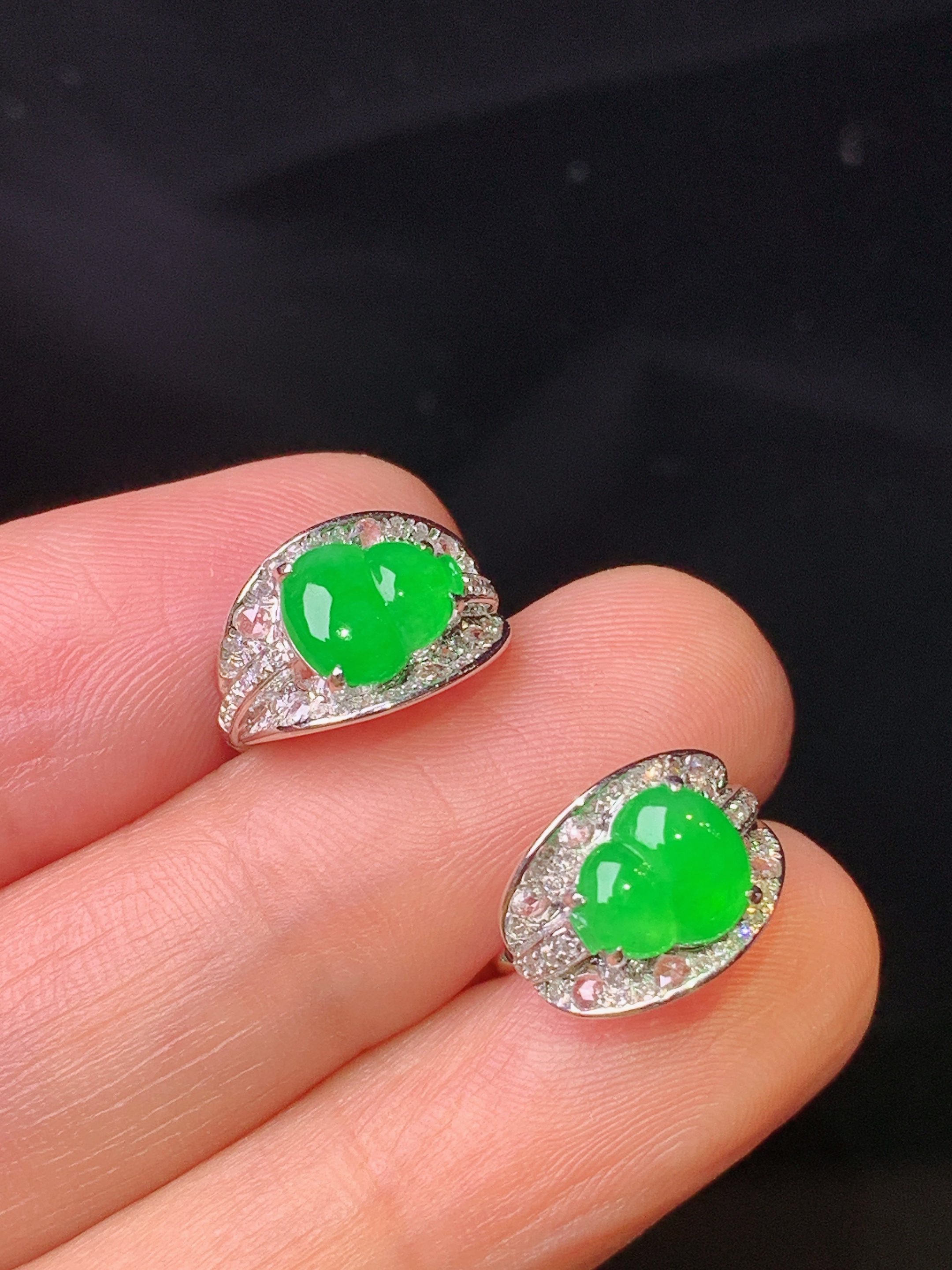 18k金钻镶嵌满绿葫芦耳钉 玉质细腻 色泽艳丽清新 裸石尺寸7.5*6*2.2