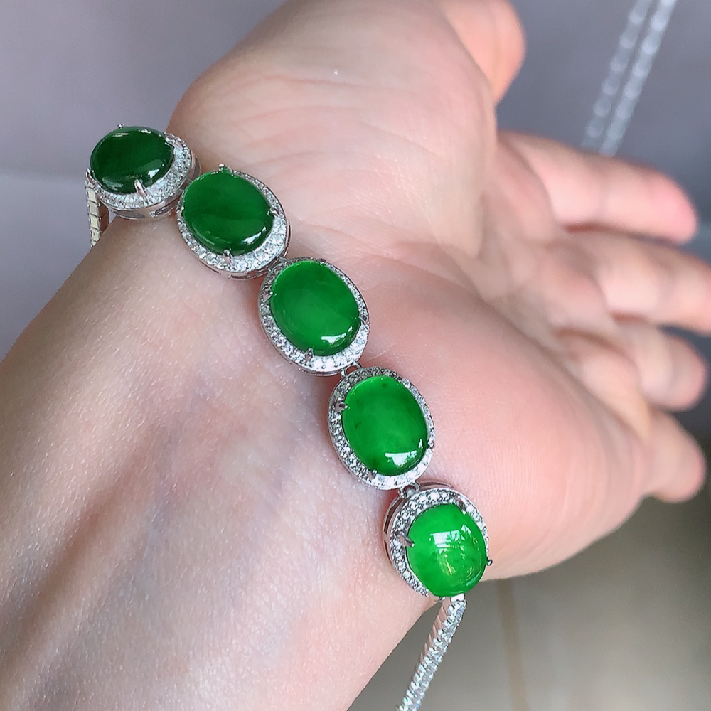 冰润翡翠满绿蛋面手链，水水润润，珠圆玉润，颜色鲜艳，妙明清净，清秀高雅，佩戴效果优雅迷人！性价比超值 W502.5  取一尺寸：12.5-10-6.2mm  裸石尺寸：10-7.8mm