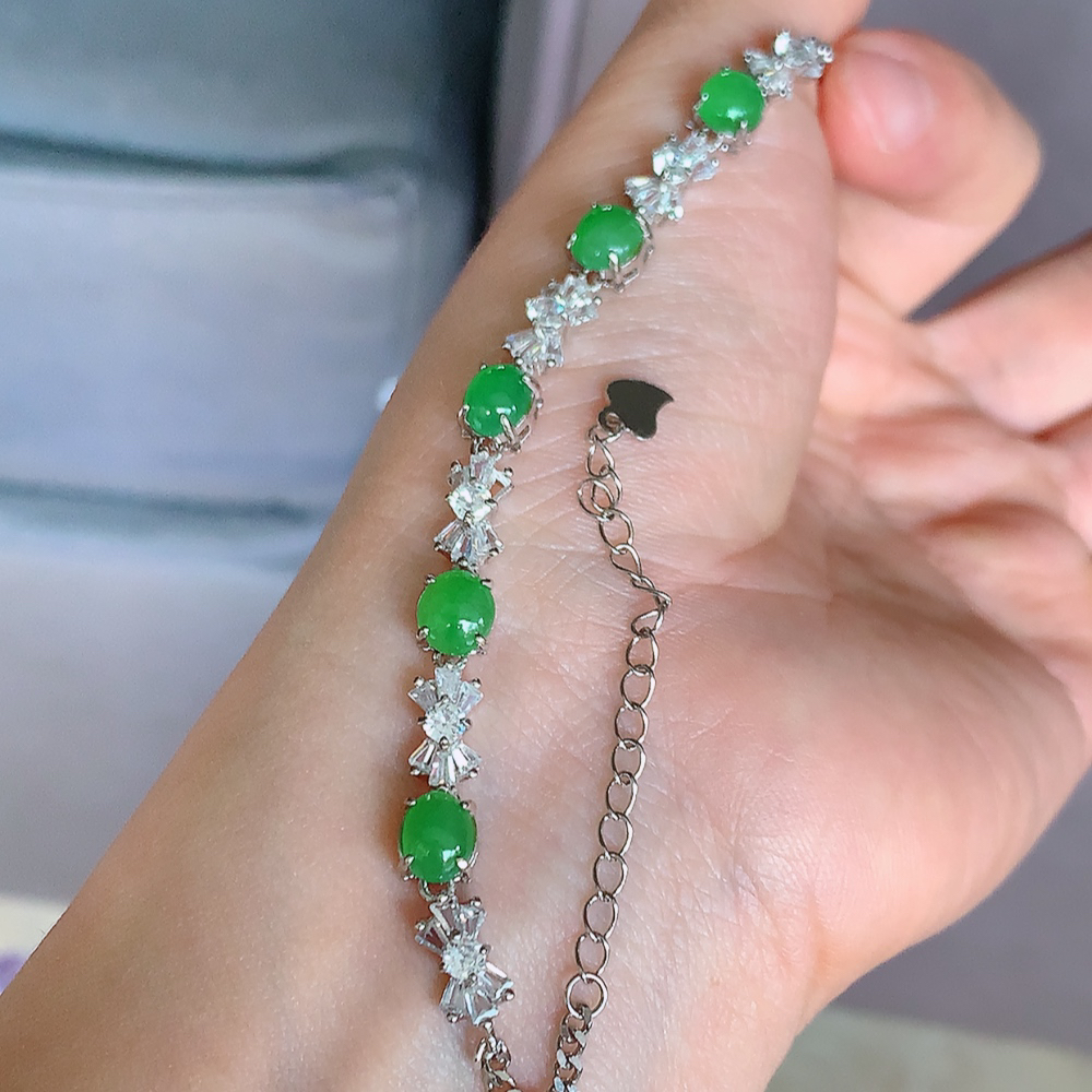 冰润满绿翡翠蛋面手链，水水润润，珠圆玉润，颜色鲜艳，妙明清净，清秀高雅，佩戴效果优雅迷人！性价比超值 W815.5 取一尺寸：6.5-5.8-5.2mm    裸石尺寸：6.4-5.8mm