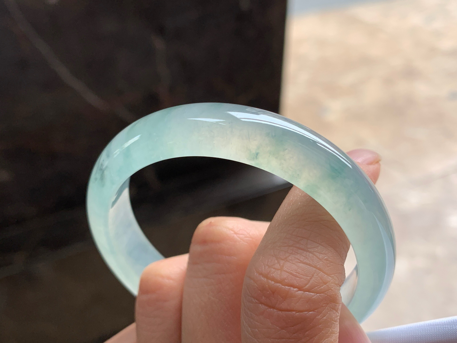 53.5-12.8-6.8

冰蓝花手镯^_^透亮