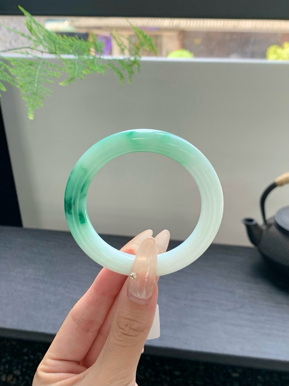 【白底青手镯】
这只白底青🧊每一次转动都能看到不同的绿韵低调中藏着经得起细品的美（微瑕）
【尺寸】54-10-10mm